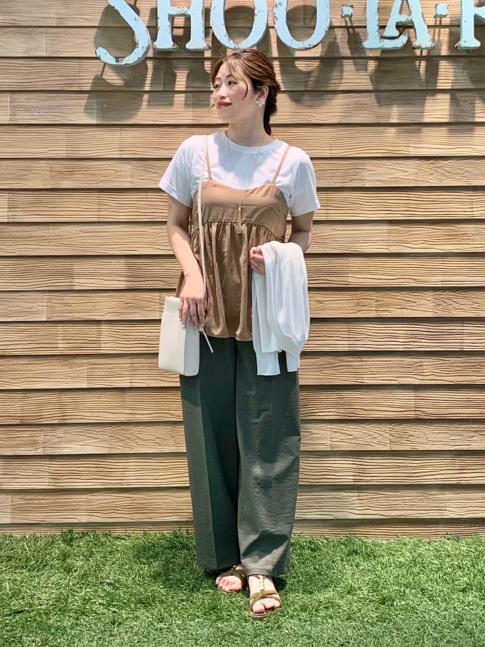 「シューラルー、ドレスキップ、大人カジュアル、きれいめカジュアル、レイヤードスタイル、プチプラ、夏コーデ、カーディガン、Tシャツ、ビスチェ、ワイドパンツ、パンツスタイル、ショルダーバッグ、サンダル、梅雨のハーフパンツ祭り」｜「DRESKIPの【高レビュー/洗える/UV】さらりと羽織れる トッパーショートカーディガン（カーディガン/ボレロ、ホワイト系）」を使った、E r i   さん（骨格ウェーブ・レディース・162cm）の夏コーディネートの1枚目の写真