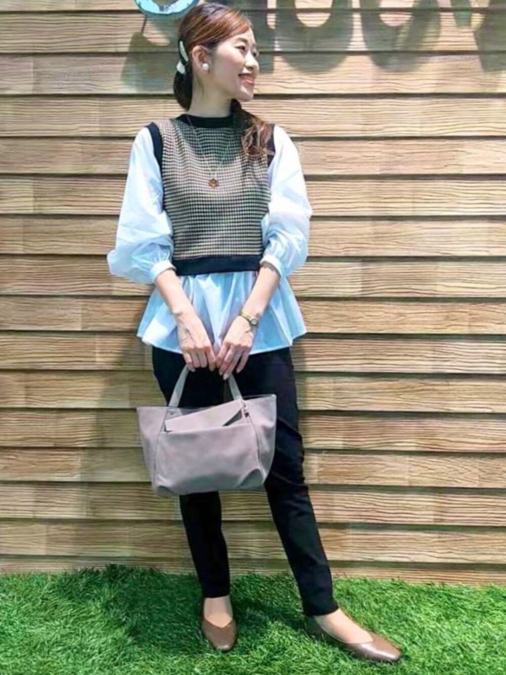 ブラック系のTシャツ/カットソー、ブラック系のその他パンツ、グレー系のトートバッグを着用したレディースの秋コーディネートの1枚目の写真