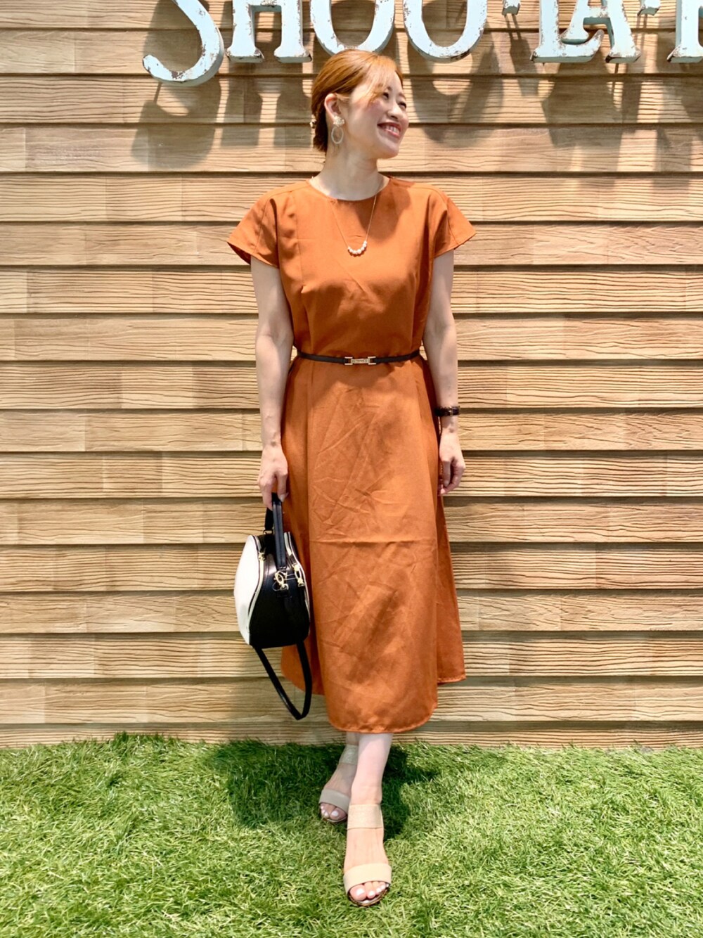 「シューラルー、ドレスキップ、大人カジュアル、きれいめカジュアル、オフィスカジュアル、骨格ウェーブ、初秋コーデ、秋、オレンジ、ワンピース、ブラウン、ベルト、ショルダーバッグ、プチプラ、秋服準備はじめました」｜「DRESKIPの麻調フレンチタックワンピース（ワンピース、オレンジ系）」を使った、E r i   さん（レディース・162cm）の秋コーディネートの1枚目の写真