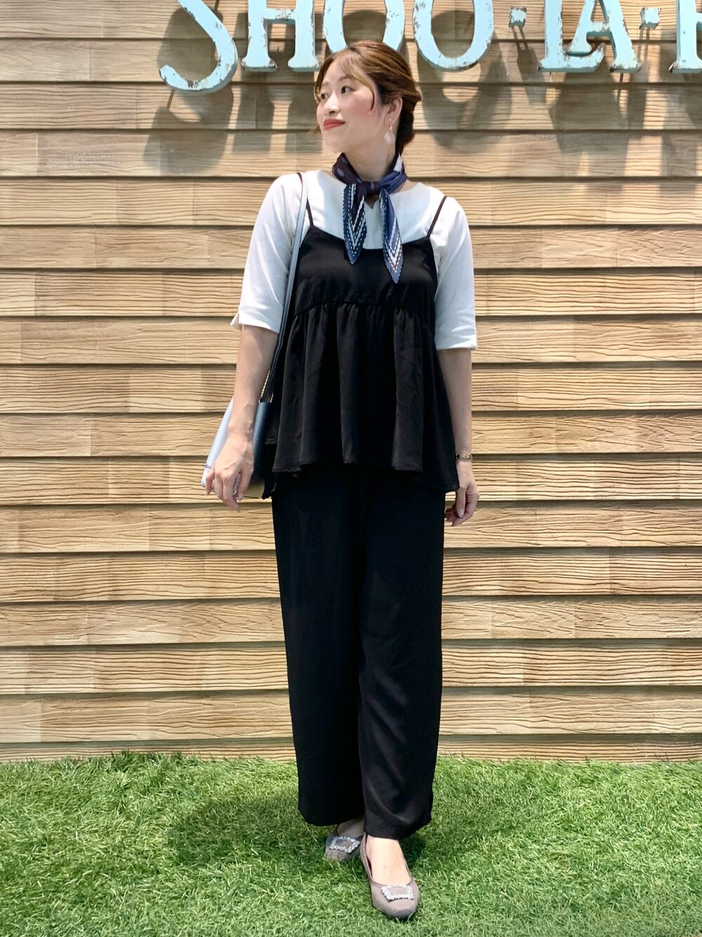 ブラック系のタンクトップ、ホワイト系のTシャツ/カットソー、ブラック系のその他パンツを着用したレディースの秋コーディネートの1枚目の写真