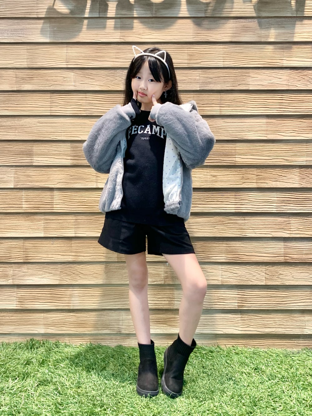 グレー系のブルゾン、ブラック系のニット/セーター、ブラック系のその他パンツを着用したキッズの秋コーディネートの1枚目の写真