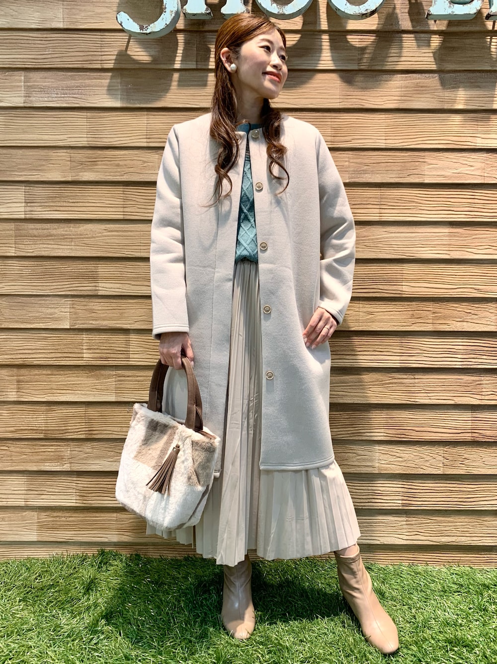 「チェック、トートバッグ、スカート、ブーツ、大人カジュアル、ノーカラーコート、プチプラ、プリーツスカート、きれいめカジュアル、プチプラコーデ、フェイクファー、シューラルー、秋冬コーデ、ドレスキップ、ケーブルニット」｜「DRESKIPのカットスポンジ丸首コート（ノーカラーコート、ベージュ系）」を使った、E r i   さん（レディース・162cm）の秋コーディネートの1枚目の写真