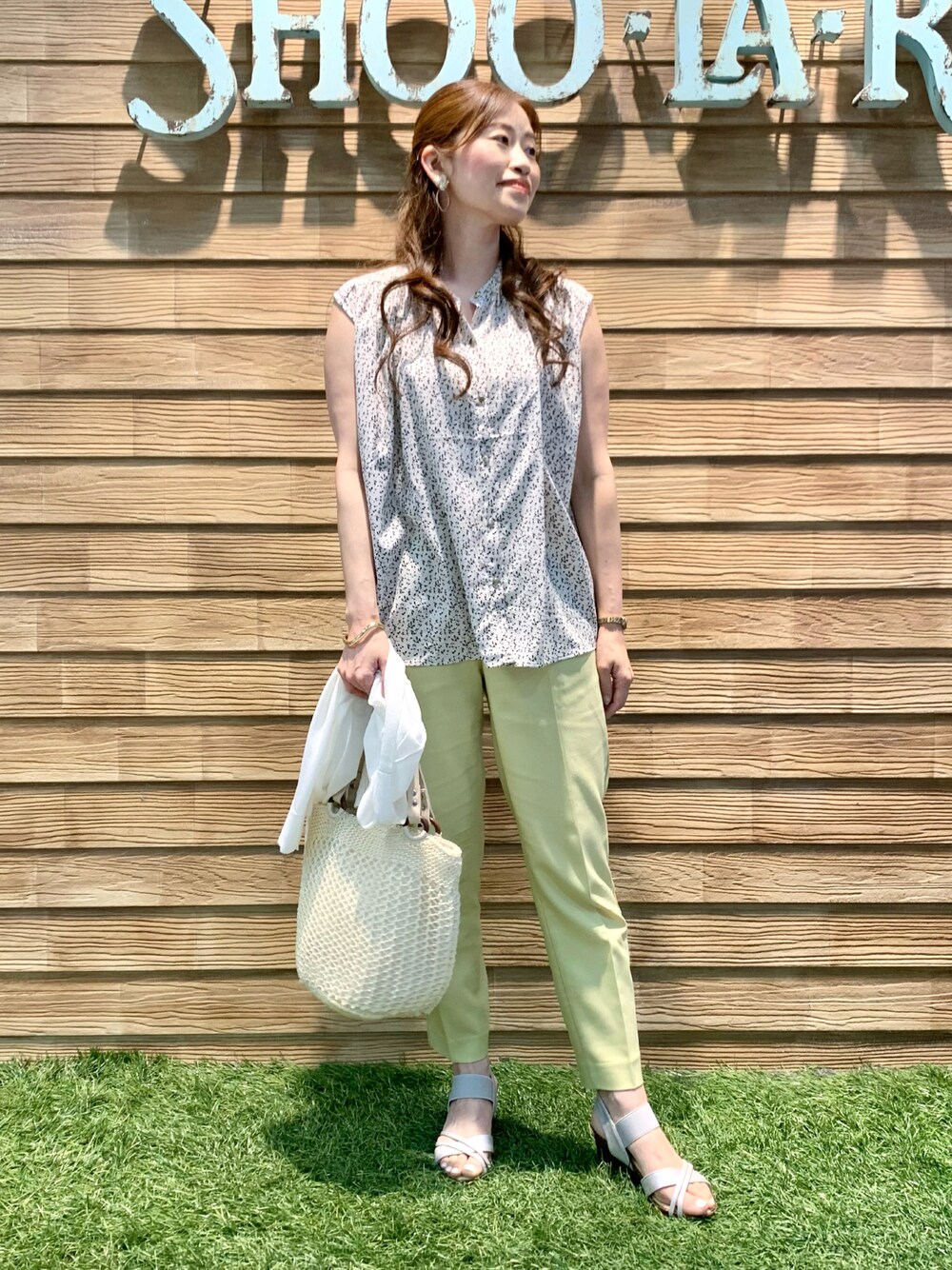 ホワイト系のシャツ/ブラウス、ホワイト系のカーディガン/ボレロ、イエロー系のその他パンツを着用したレディースの夏コーディネートの1枚目の写真