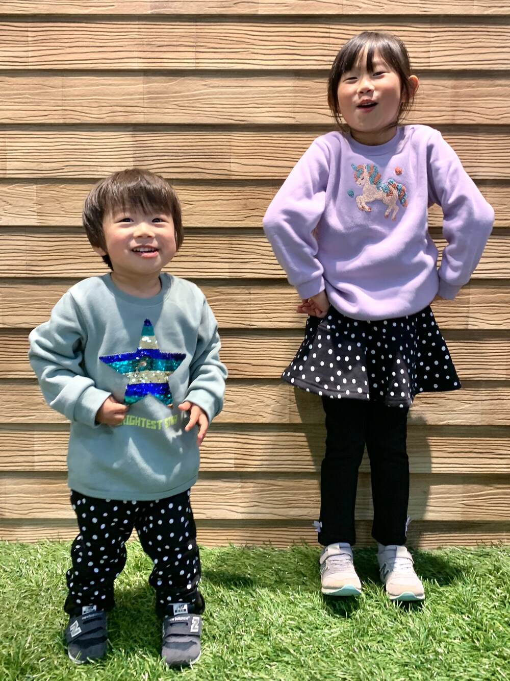 「シューラルー、キッズコーデ、キッズファッション、子供服、リンクコーデ、おそろいコーデ、ラクチンコーデ、ユニコーン、スゥエット、パンツスタイル、STOP 誹謗中傷、WEARは皆の拠り所、笑顔の輪を繋ごう、繋ごう素敵な心の声を、笑顔拡散」｜「SHOO・LA・RUEの【90-140cm/速乾】CVC裏起毛さがらスウェット（スウェット、パープル系）」を使った、E r i   さん（キッズ・110cm）の冬コーディネートの1枚目の写真