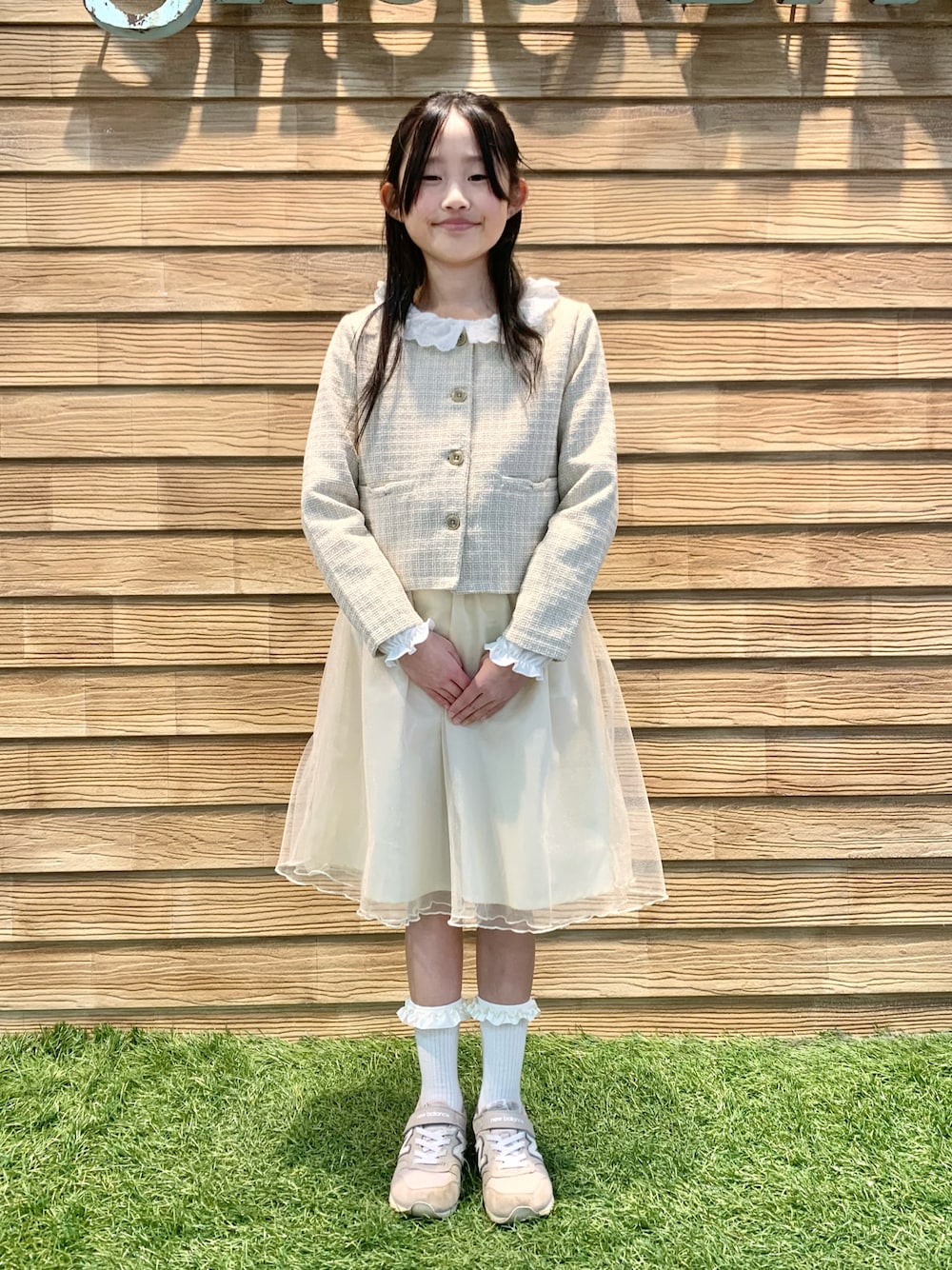 「シューラルー、シューラルーキッズ、春めき満開コーデ、春コーデ、淡色コーデ、ホワイトコーデ、シンプルスタイル、セレモニー、入学式、七五三、ツイード、ジャケット、プルオーバー、スカート、チュールスカート」｜「SHOO・LA・RUEの【100-140cm/プチセレ】ツイードジャケット（ノーカラージャケット、ベージュ系）」を使った、E r i   さん（キッズ・137cm）の春コーディネートの1枚目の写真
