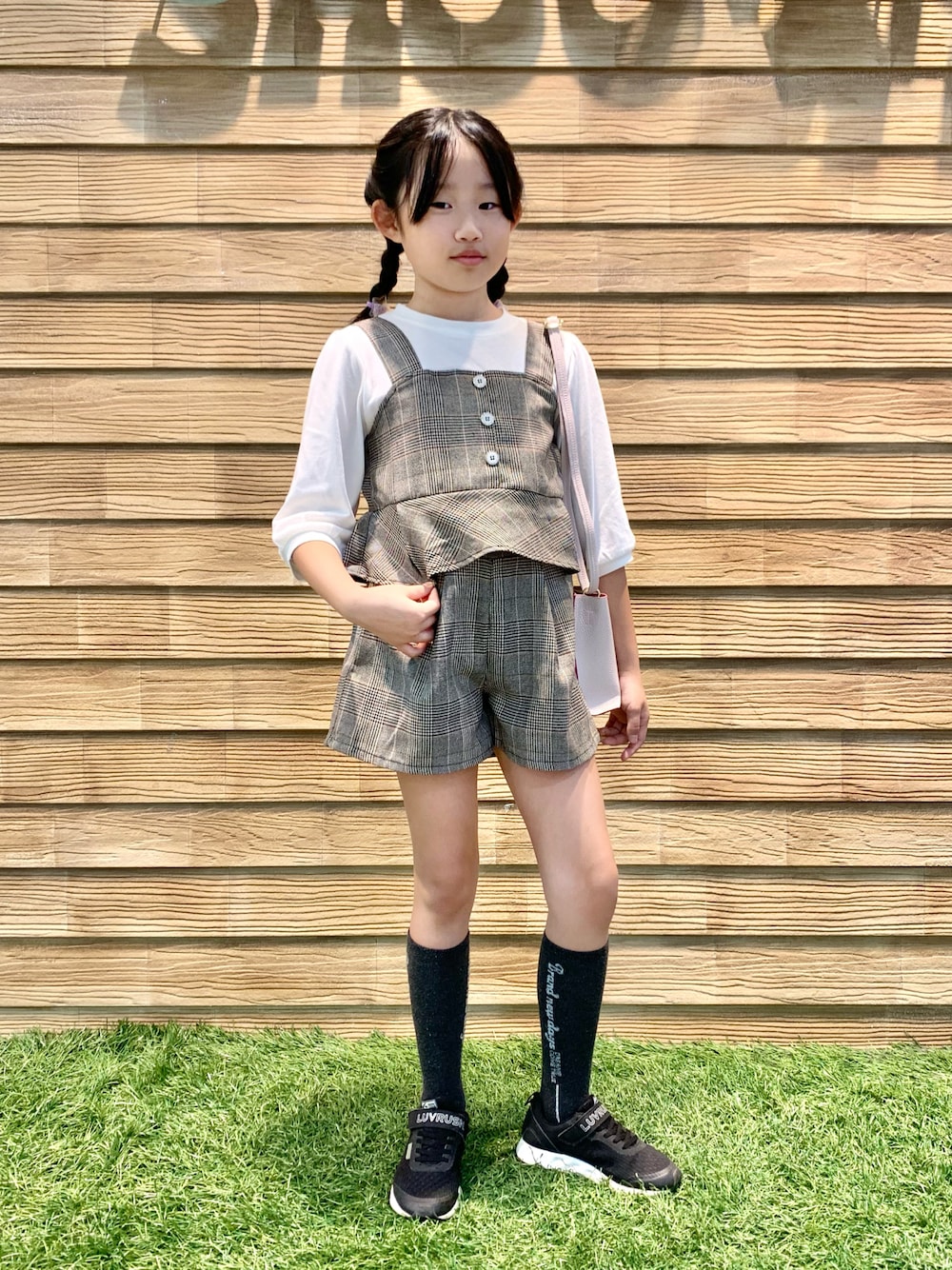 ベージュ系のセットアップ、ピンク系のショルダーバッグ、ベージュ系のその他を着用したキッズの秋コーディネートの1枚目の写真