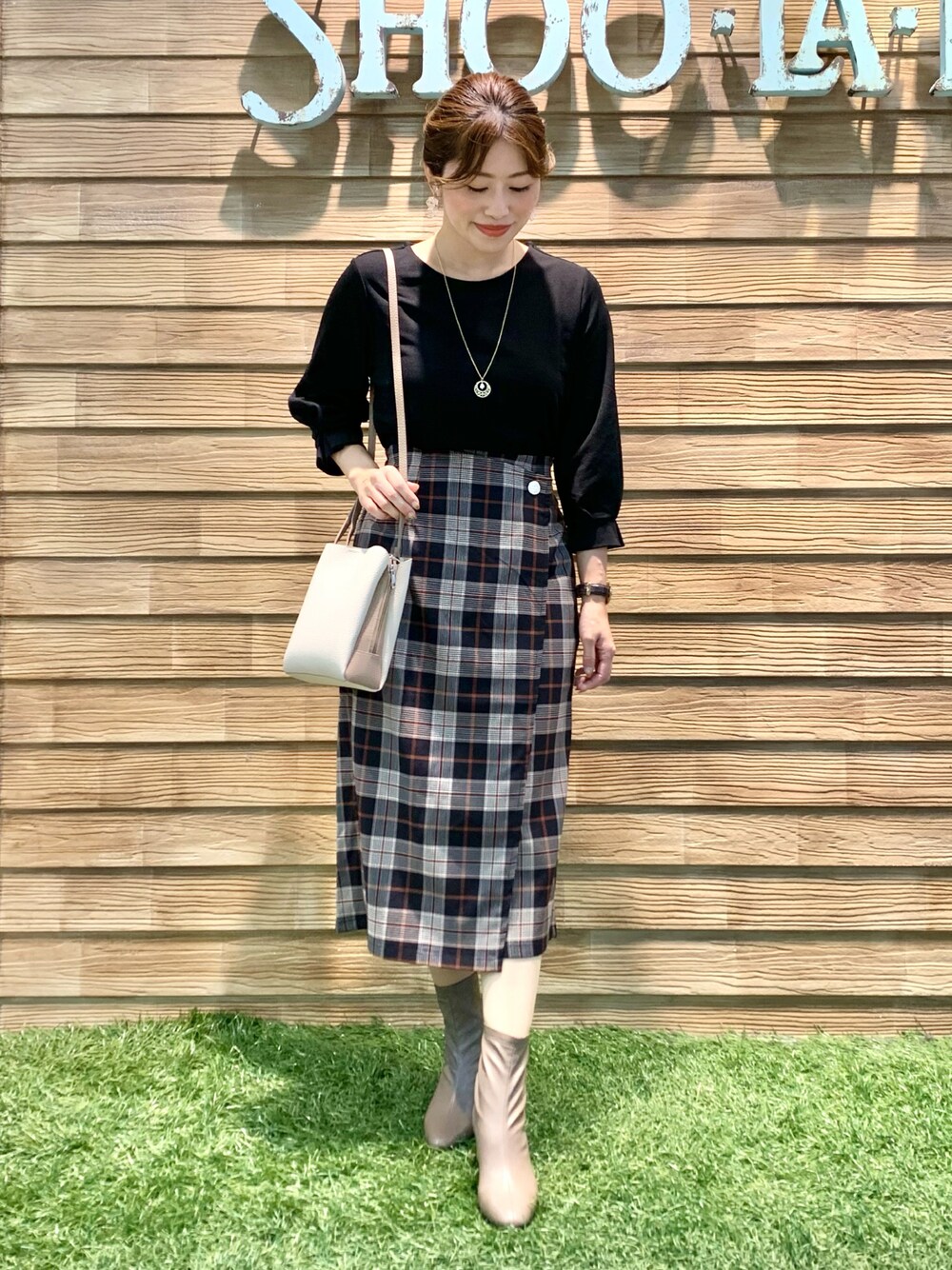 「シューラルー、ドレスキップ、大人カジュアル、きれいめカジュアル、オフィスカジュアル、ブラック、ボリューム袖、プルオーバー、チェック、スカート、ショルダーバッグ、ブーツ、秋コーデ、スウィーツ同盟会、チェッカーずまつり2023秋」｜「DRESKIPの【アクセ付き】大人上品 お袖タック 7分袖トップス（Tシャツ/カットソー、ブラック系）」を使った、E r i   さん（骨格ウェーブ・レディース・162cm）の秋コーディネートの1枚目の写真