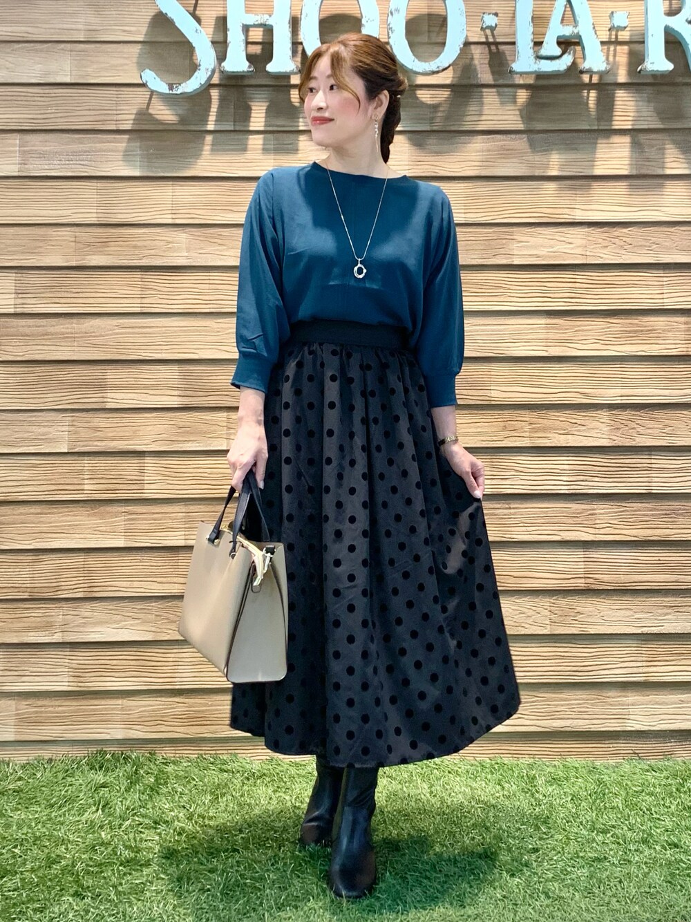 ブルー系のシャツ/ブラウス、グレー系のスカート、ベージュ系のトートバッグを着用したレディースの冬コーディネートの1枚目の写真