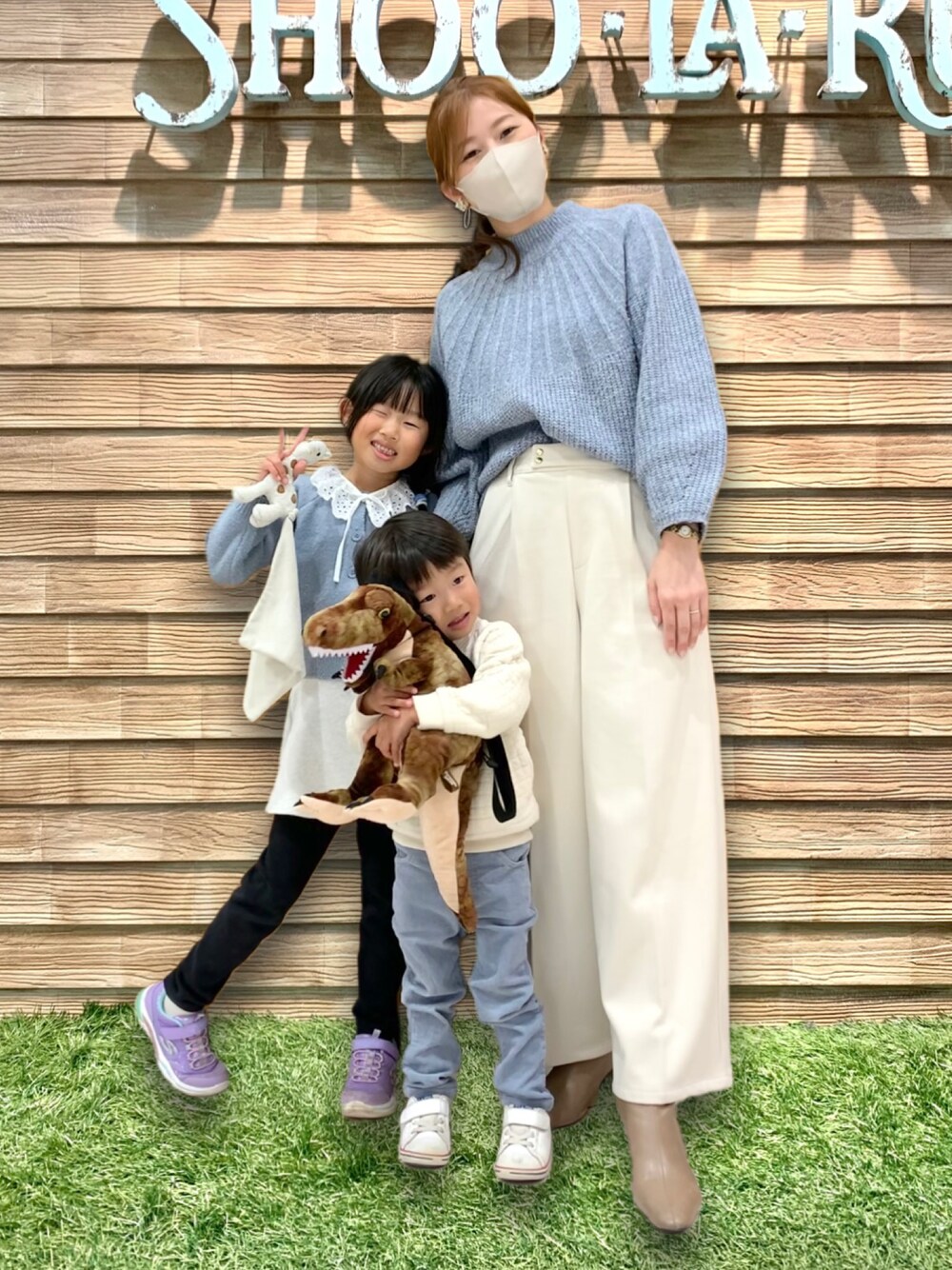 ブルー系のニット/セーター、ベージュ系のその他パンツ、ベージュ系のブーツを着用したレディースの冬コーディネートの1枚目の写真