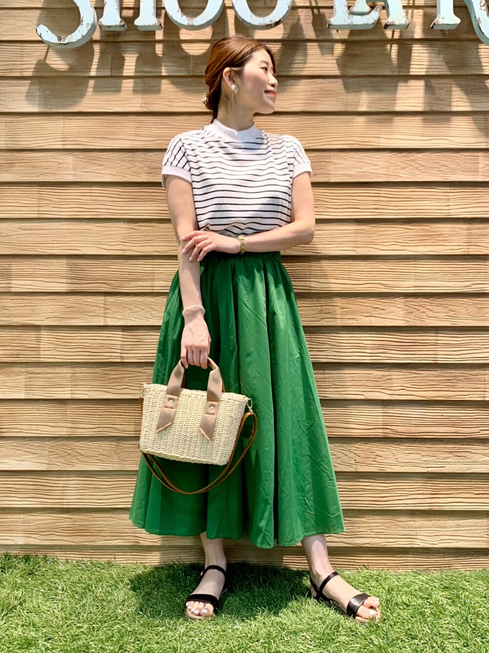 ブラック系のTシャツ/カットソー、グリーン系のスカート、ホワイト系のショルダーバッグを着用したレディースの夏コーディネートの1枚目の写真
