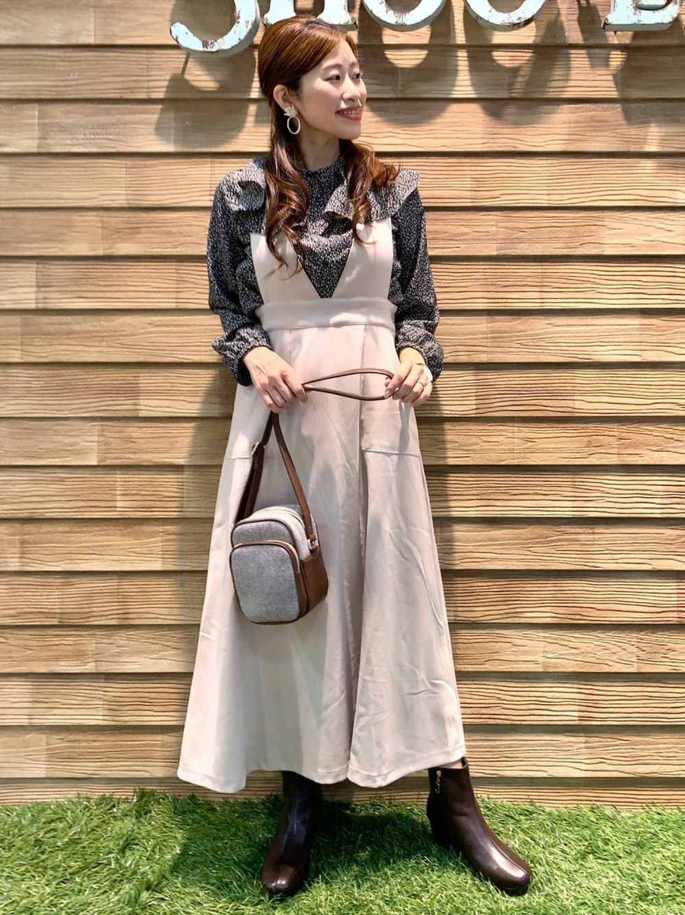 ブラック系のシャツ/ブラウス、ホワイト系のスカート、ブラウン系のショルダーバッグを着用したレディースの秋コーディネートの1枚目の写真