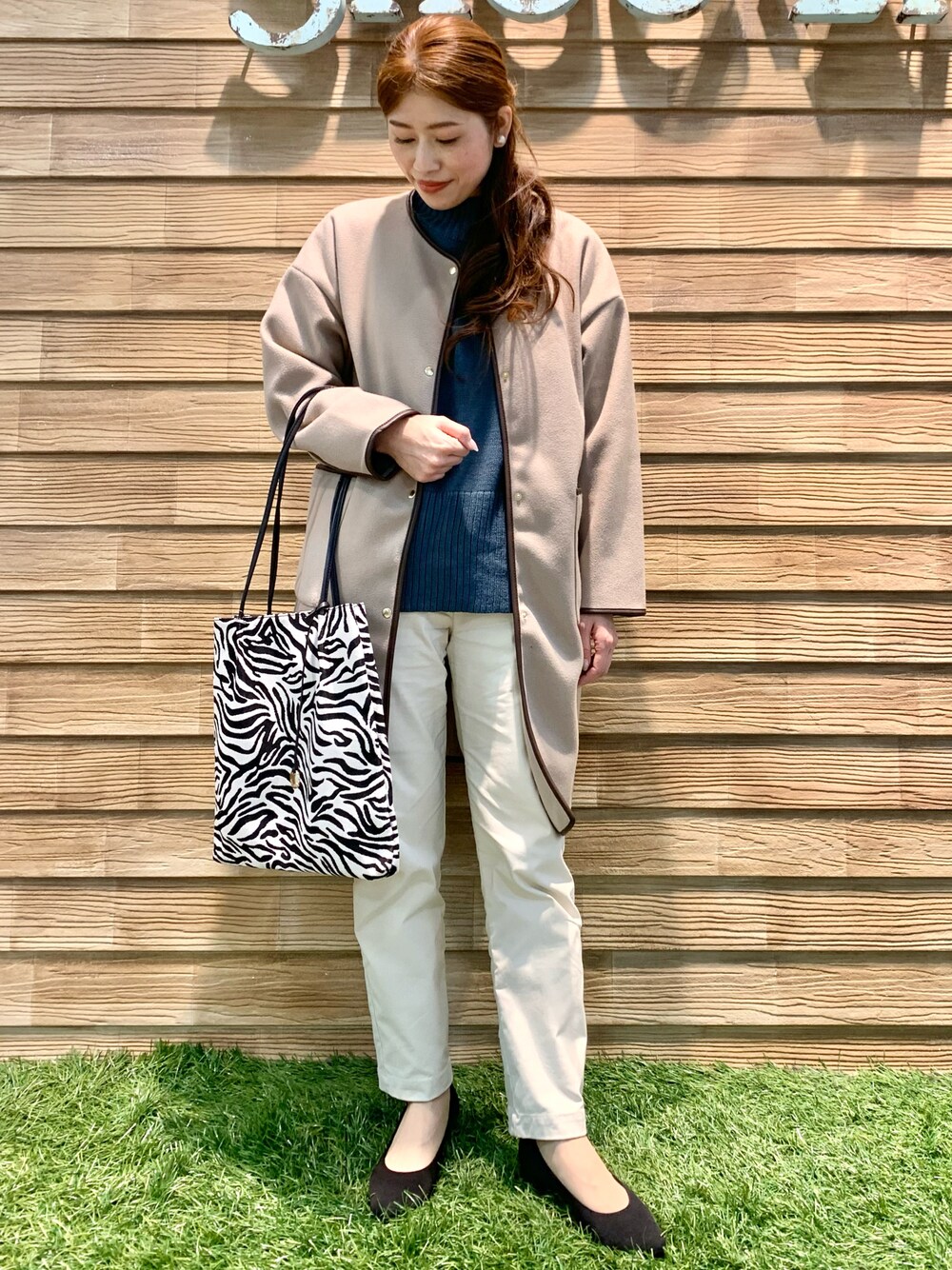 「テーパードパンツ、トートバッグ、パンプス、冬コーデ、タートルネック、大人カジュアル、ノーカラーコート、きれいめカジュアル、ゼブラ柄、シューラルー、ドレスキップ、STOP 誹謗中傷、WEARは皆の拠り所、笑顔の輪を繋ごう、繋ごう素敵な心の声を」｜「DRESKIPのパイピングウール調コート（ノーカラーコート、ベージュ系）」を使った、E r i   さん（レディース・162cm）の冬コーディネートの1枚目の写真