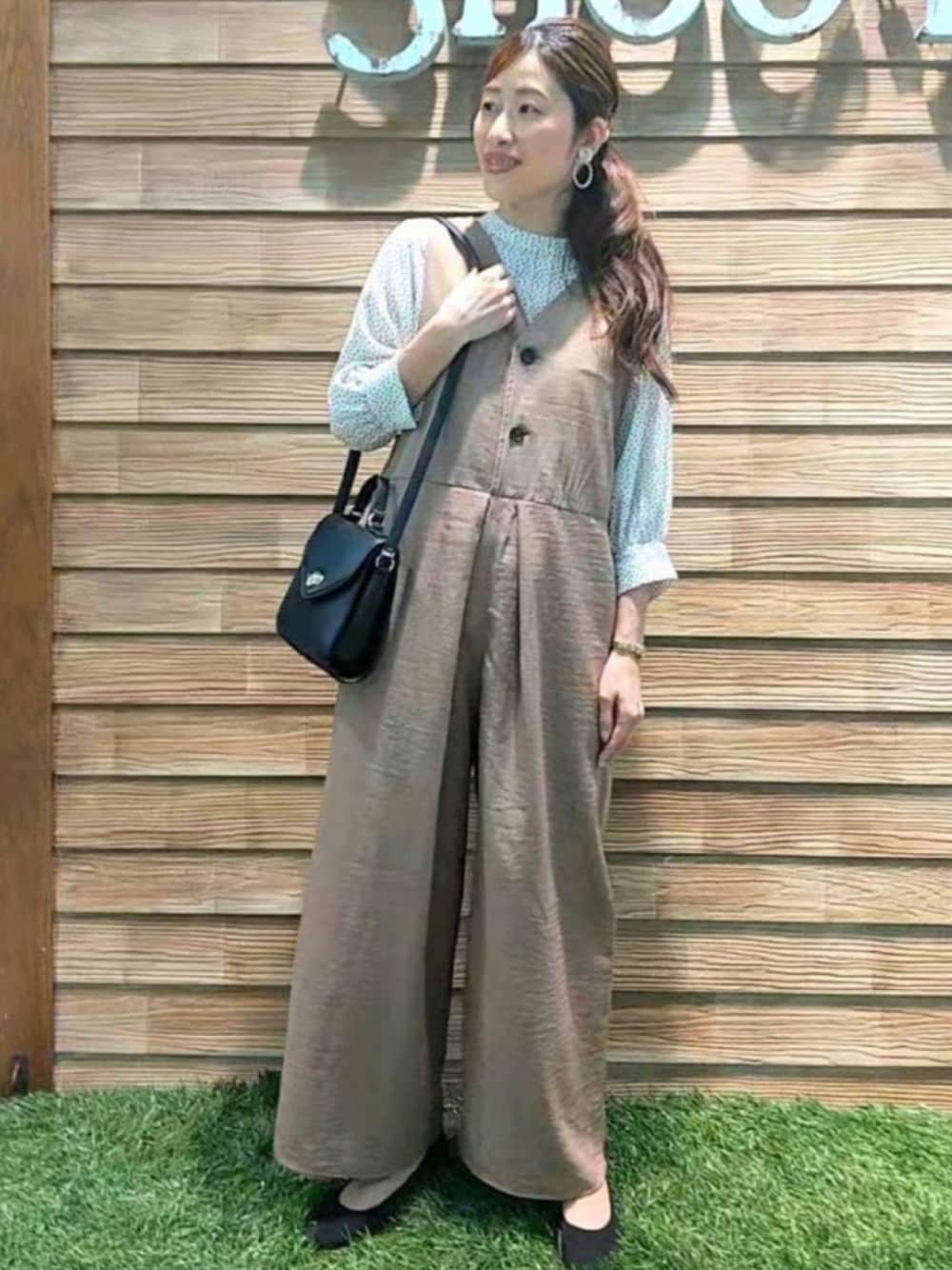 「シューラルー、ドレスキップ、秋のコーデ、秋服準備はじめました、ボリューム袖、ドット、ブラウス、キャメル、サロペット、ミニバッグ、パンプス、プチプラ、プチプラコーデ」｜「DRESKIPのタックワイドサロペット（サロペット/オーバーオール、ブラウン系）」を使った、E r i   さん（レディース・162cm）の秋コーディネートの1枚目の写真
