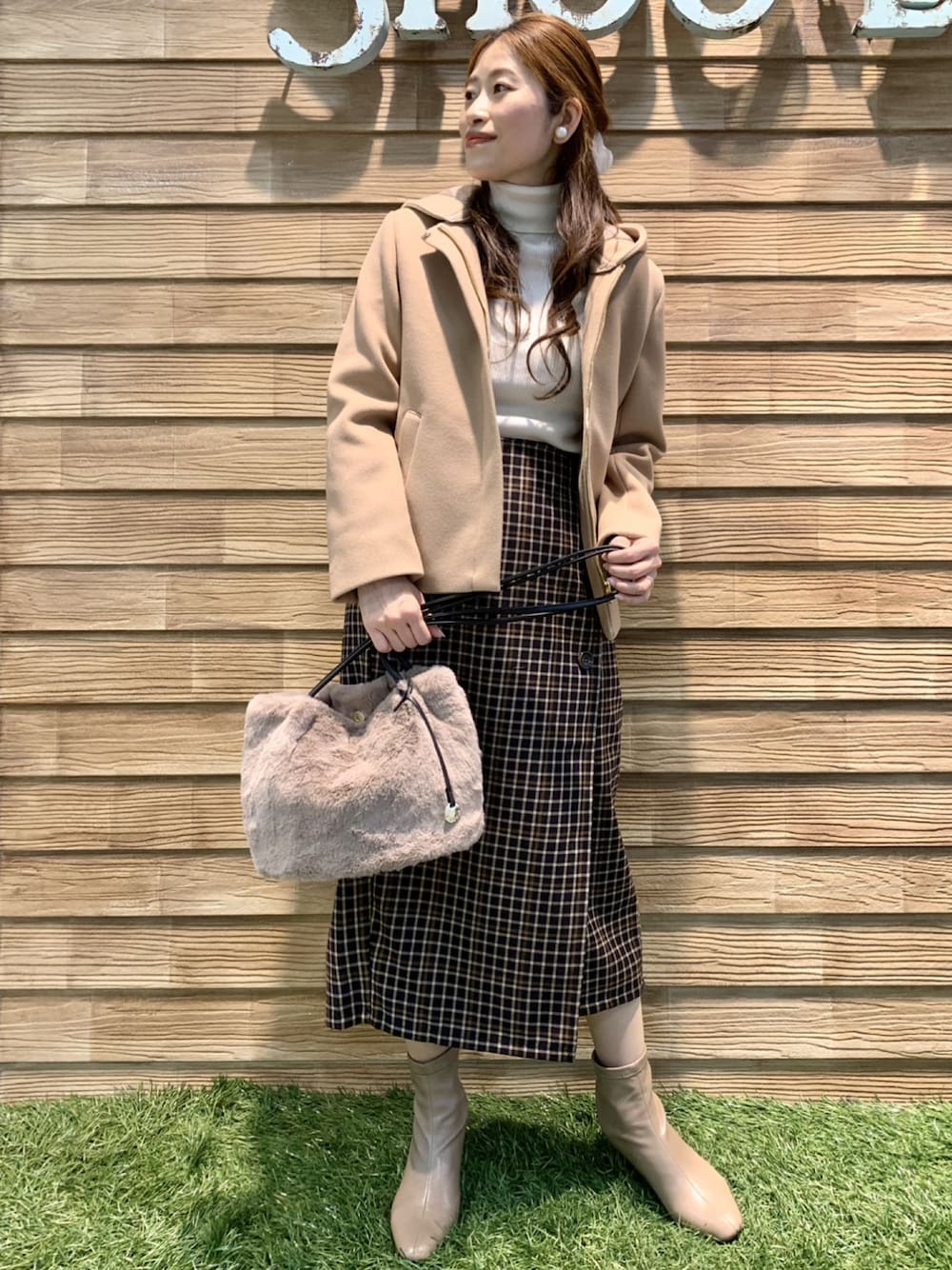 「スカート、ブーツ、タートルネック、大人カジュアル、ブラウン、ショートコート、ファーバッグ、きれいめカジュアル、シューラルー、ドレスキップ、チェック柄に恋してる、STOP 誹謗中傷、WEARは皆の拠り所、笑顔の輪を繋ごう、繋ごう素敵な心の声を」｜「DRESKIPのウール調2WAYフ－ド取り外しジャケット（その他アウター、イエロー系）」を使った、E r i   さん（レディース・162cm）の秋コーディネートの1枚目の写真