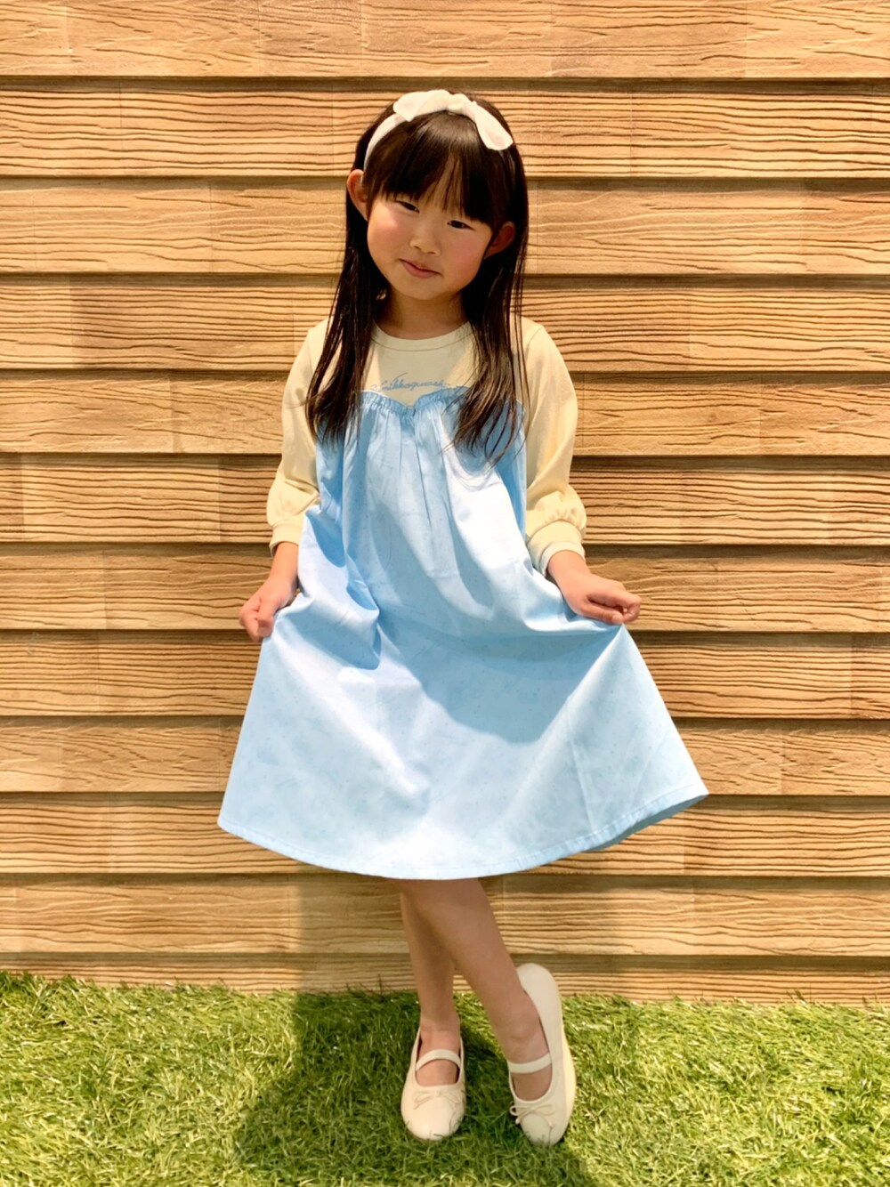 「シューラルー、シューラルーキッズ、キッズコーデ、キッズファッション、女の子、かわいい、春コーデ、春色、すみっコぐらし、ブルー、ブルー x ホワイト、ワンピース、ヘアバンド、バレエシューズ、プチプラコーデ」｜「すみっコワンピース🐻‍❄️💓のアイテム（ワンピース/ドレス、ブルー系）」を使った、E r i   さん（キッズ・110cm）の春コーディネートの1枚目の写真