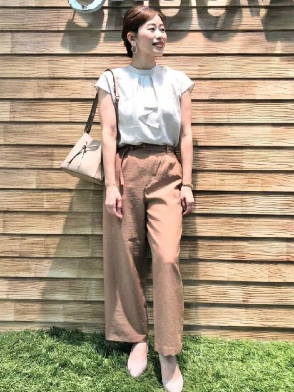 ベージュ系のシャツ/ブラウス、イエロー系のその他パンツ、ベージュ系のショルダーバッグを着用したレディースの秋コーディネートの1枚目の写真