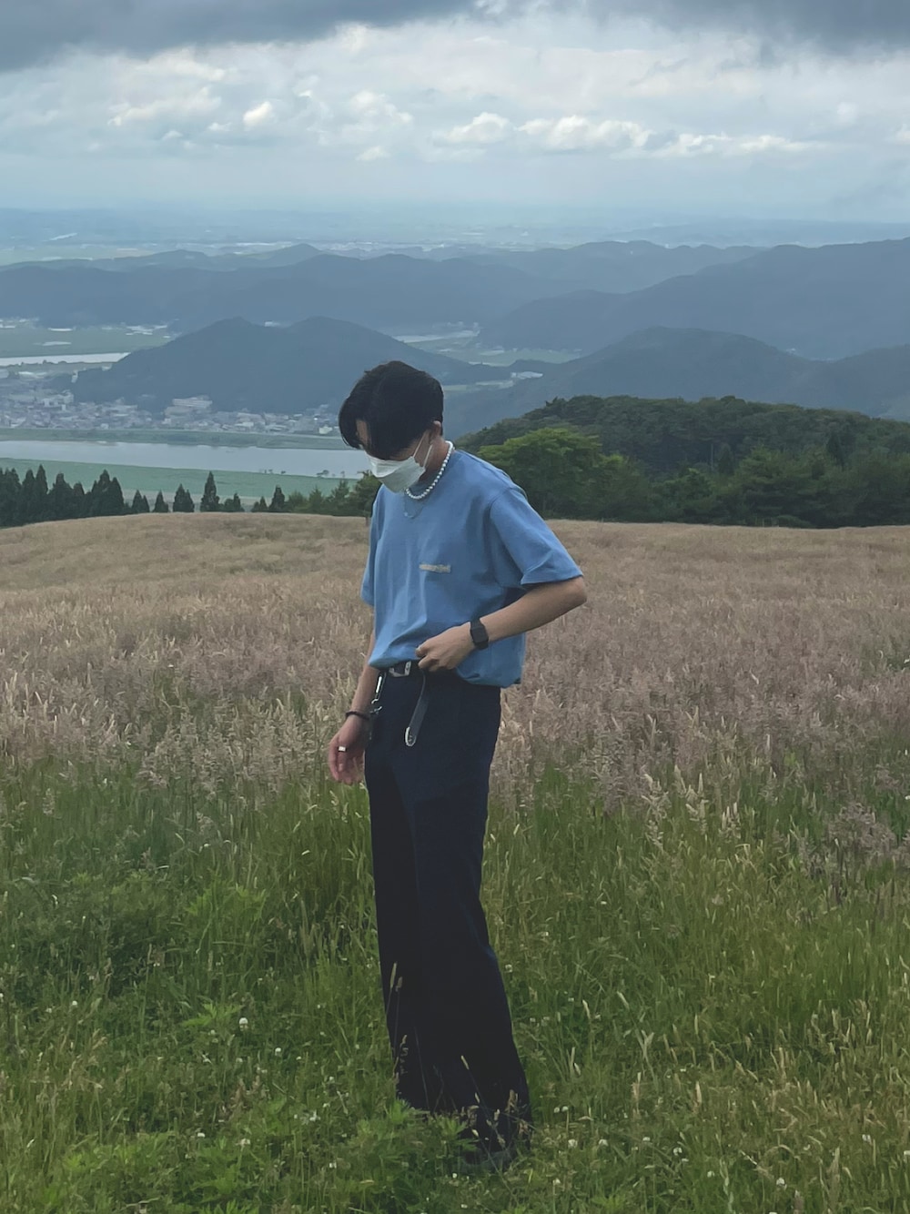 「regal、革靴、夏コーデ、韓国ブランド、韓国ファッション、anderssonbell、ウエスタンベルト、大人コーデ、キレイめ、プチプラコーデ、ootd」｜「ANDERSSON BELLのAndersson Bell アンダーソンベル フルネームロゴハンドエンブロイデリーティーシャツ FULL NAME LOGO HAND EMBROIDERY T-SHIRT（Tシャツ/カットソー、ブルー系）」を使った、joさん（メンズ・172cm）の秋コーディネートの1枚目の写真