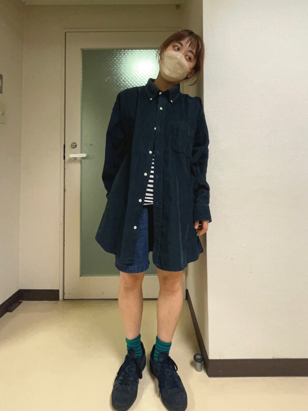 「春コーデ、春、シンプル、ootd、シャツスタイル、adidas originals、シンプルコーデ、古着」｜「villandのアイテム（シャツ/ブラウス、ブルー系）」を使った、　アヤナさん（レディース・155cm）の春コーディネートの1枚目の写真