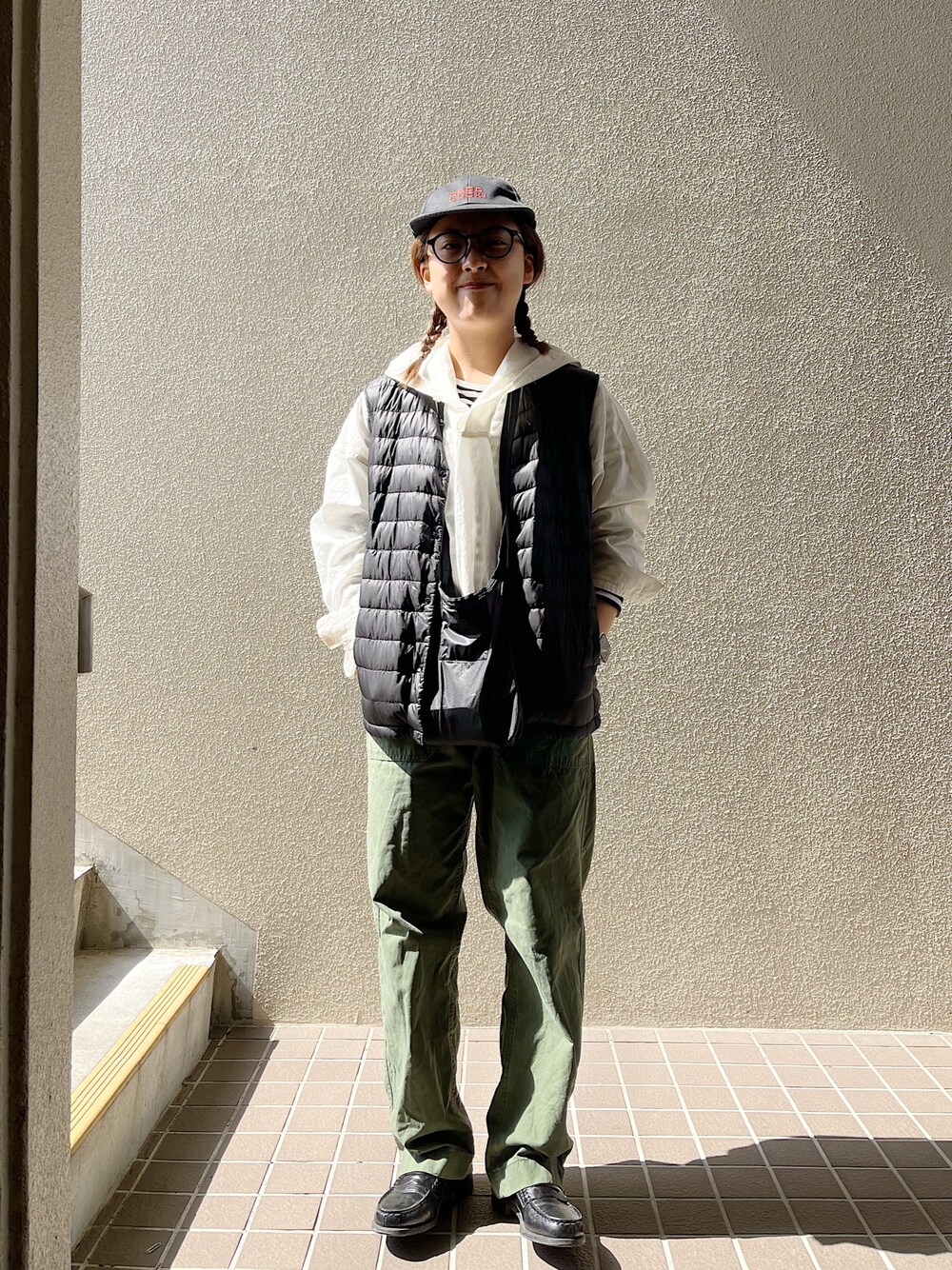 「ootd、UNIQLO、低身長、パンツスタイル、シンプルコーデ、used、古着、古着コーデ」｜「UNIQLOのアイテム（ベスト、ブラック系）」を使った、　アヤナさん（レディース・155cm）の春コーディネートの1枚目の写真