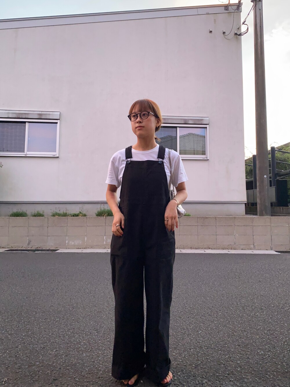 「大人カジュアル、ootd、オーバーオール、シンプル、カジュアル」｜「Marientの2WAYメタリックミニバッグ/ショルダーバッグ（ショルダーバッグ、シルバー系）」を使った、　アヤナさん（レディース・155cm）の秋コーディネートの1枚目の写真