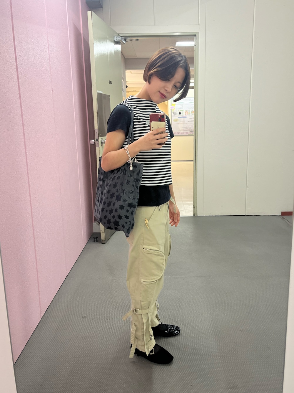 「mintdesignsのアイテム（トートバッグ、グレー系）」を使った、　アヤナさん（レディース・155cm）の夏コーディネートの1枚目の写真