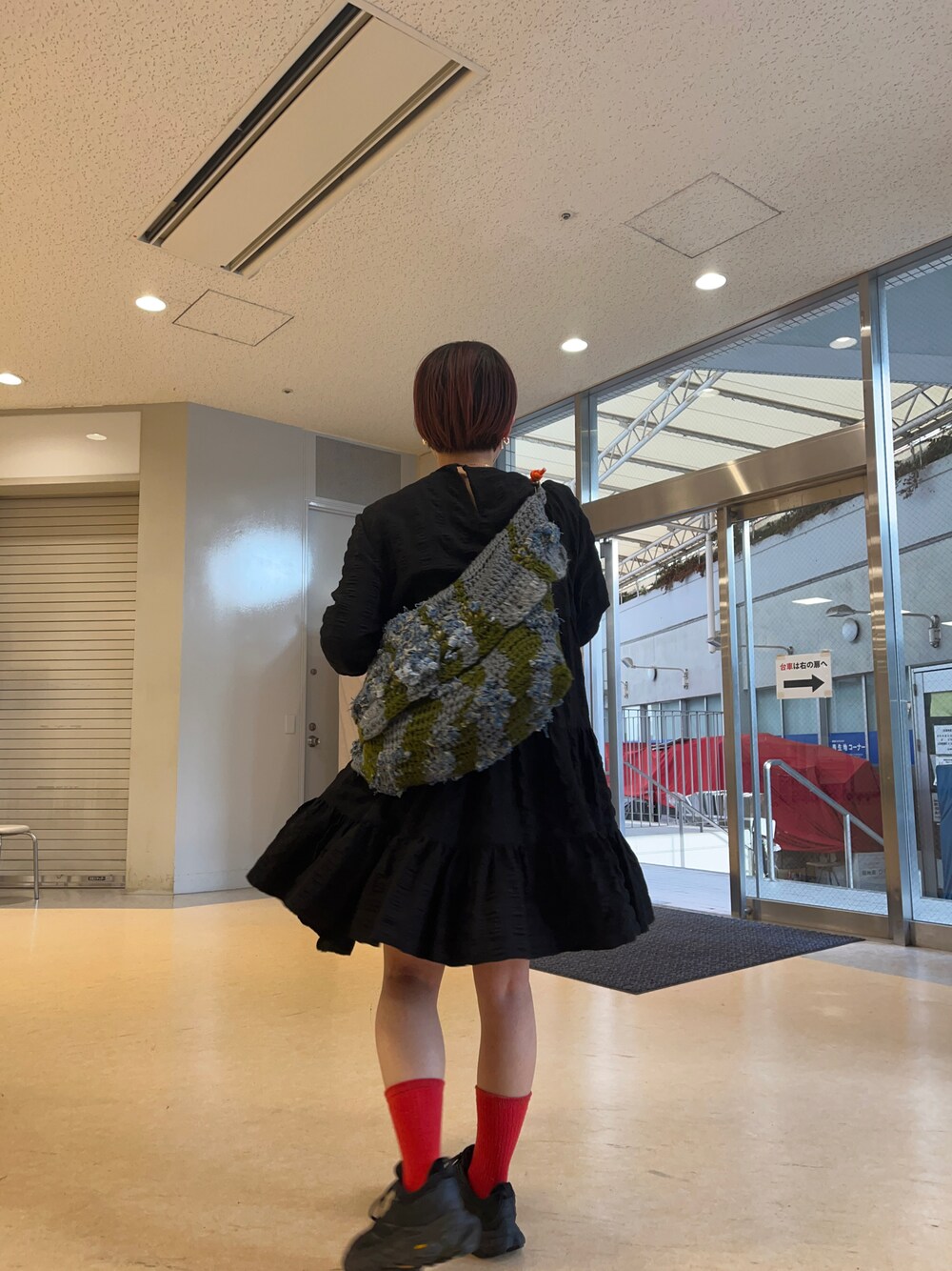 「春、HOKAONEONE、古着、今日のコーデ」｜「HOKAのHOKA ONEONE ホカ オネオネ カハ ロウ ゴアテックス M KAHA LOW GTX（スニーカー、ブラック系）」を使った、　アヤナさん（レディース・155cm）の春コーディネートの1枚目の写真