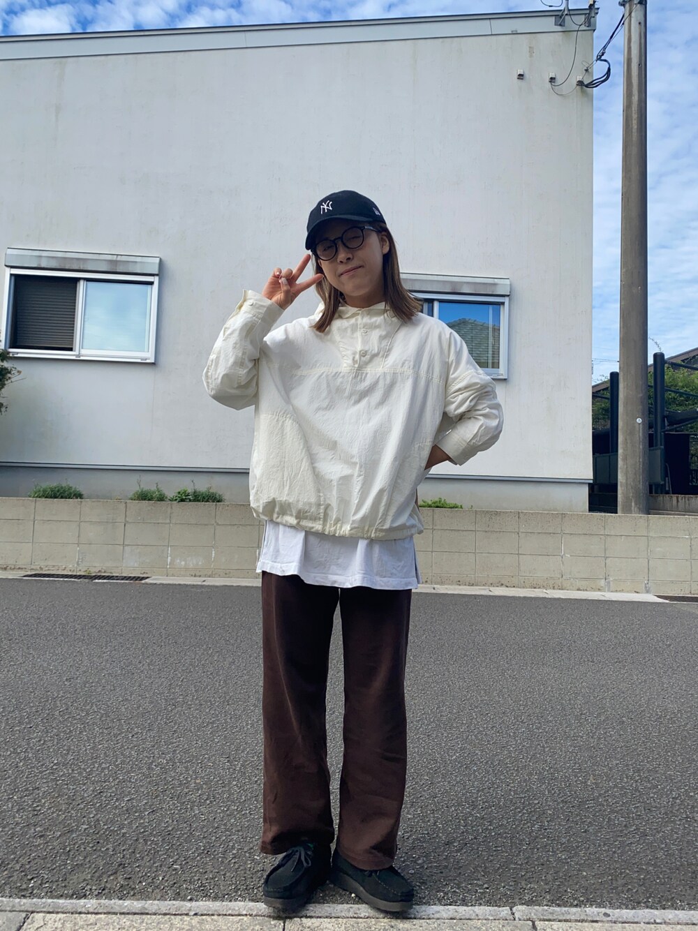「nikoand、UNIQLO、スウェットパンツ、clarks、NEW ERA、今日のコーデ、レイヤードスタイル」｜「ClarksのClarks Wallabee (Black Suede)（モカシン/デッキシューズ、ブラック系）」を使った、　アヤナさん（レディース・155cm）の秋コーディネートの1枚目の写真