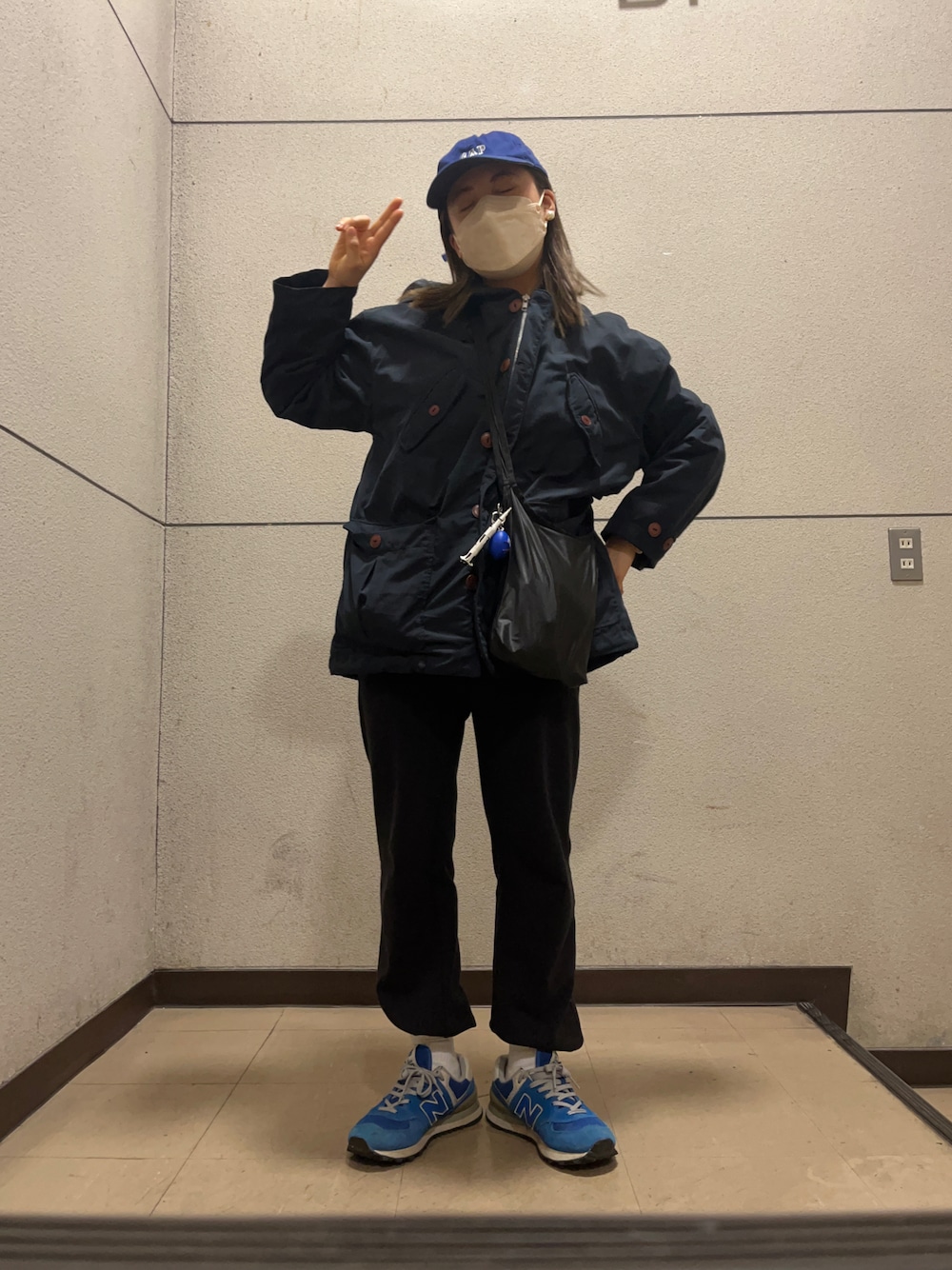 「New Balance、newbalance574、UNIQLO、スウェットパンツ、used、JUMP、GAP、ootd、古着MIX、休日コーデ、着回しコーデ、メンズライク、今日のコーデ」｜「UNIQLOのアイテム（スウェットパンツ、ブラック系）」を使った、　アヤナさん（レディース・155cm）の冬コーディネートの1枚目の写真