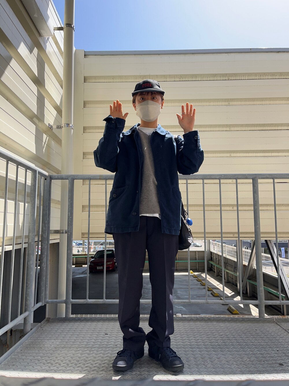 「春コーデ、ネイビーコーデ、GAP、ootd、シンプル、UNIQLO、adidas originals、古着、今日のコーデ」｜「GAPのアイテム（カバーオール、ブルー系）」を使った、　アヤナさん（レディース・155cm）の春コーディネートの1枚目の写真