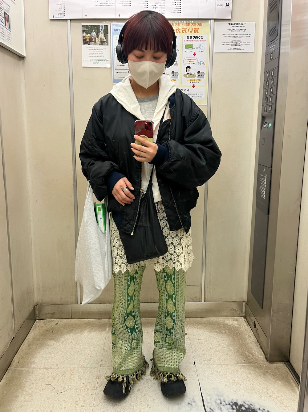 「今日のコーデ、HOKAONEONE、vintage」｜「HOKAのHOKA ONEONE ホカ オネオネ カハ ロウ ゴアテックス M KAHA LOW GTX（スニーカー、ブラック系）」を使った、　アヤナさん（レディース・155cm）の春コーディネートの1枚目の写真