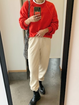 「赤ニット」｜「アイテム（スウェットパンツ）」を使った、LINAさん（レディース・159cm）の秋コーディネート