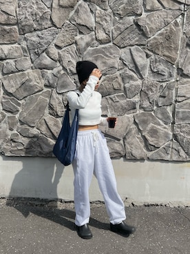 「ショート丈トップス」｜「アイテム（スウェットパンツ）」を使った、LINAさん（レディース・159cm）の春コーディネート