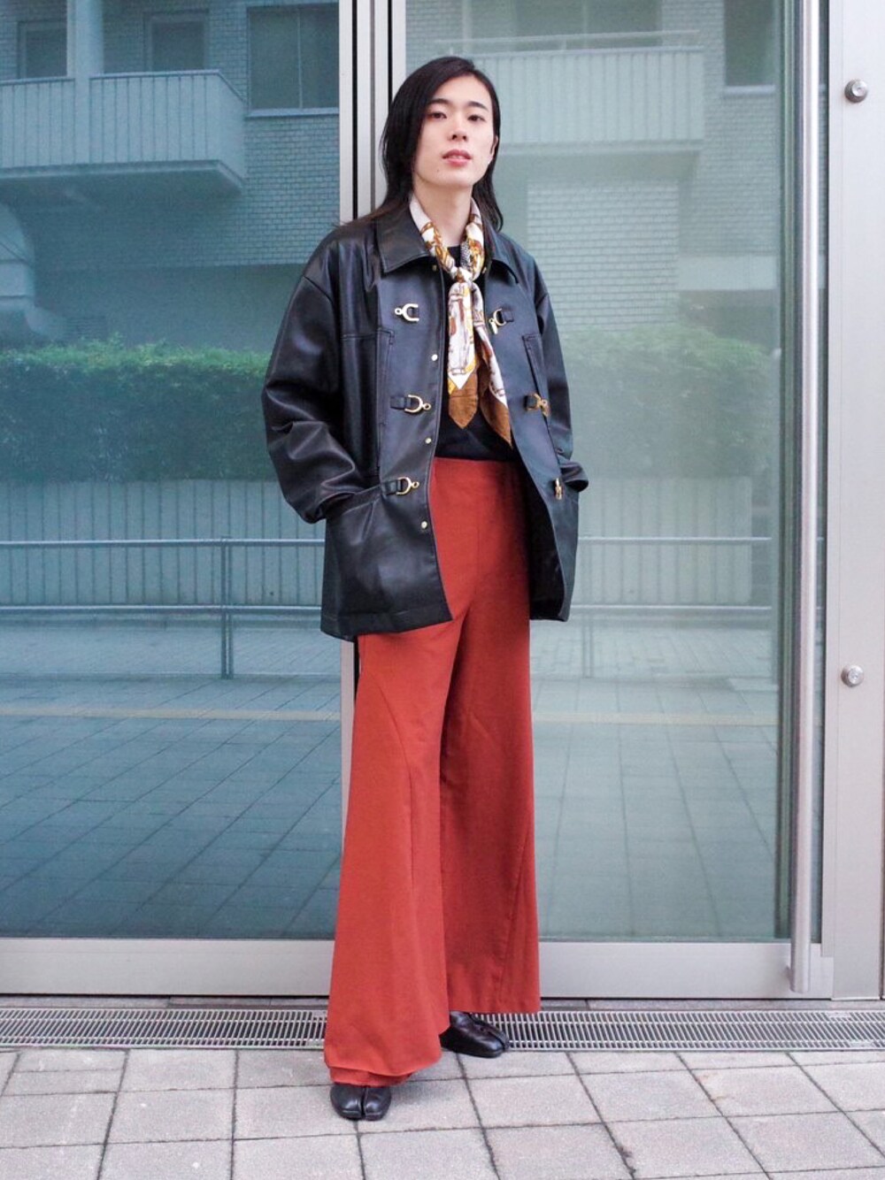 「秋ルック紹介するよ、秋服、秋冬コーデ、オーバーサイズ、レザージャケット、モード、カラーパンツ、スラックス、ワイドパンツ、UNIQLO、テラコッタ、オレンジ、スカーフ、ジェンダーレス、足袋ブーツ」｜「TAUPEのVegan Leather Horsebit Jacket（その他アウター、ブラック系）」を使った、UJUさん（メンズ・176cm）の秋コーディネートの1枚目の写真