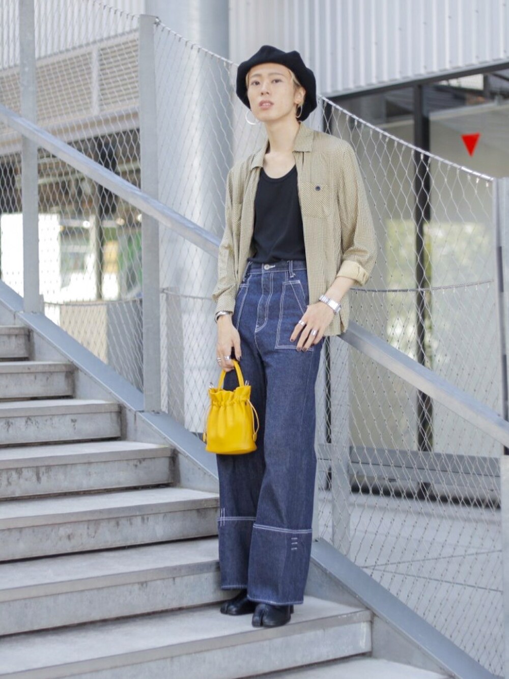 「休日スタイル、秋服準備はじめました、ベレー帽、モード、ミニバッグ、足袋ブーツ、革靴、フレアパンツ、ワイドデニム、ビッグシルエット」｜「VICTIMのアイテム（帽子、ブラック系）」を使った、UJUさん（メンズ・176cm）の秋コーディネートの1枚目の写真