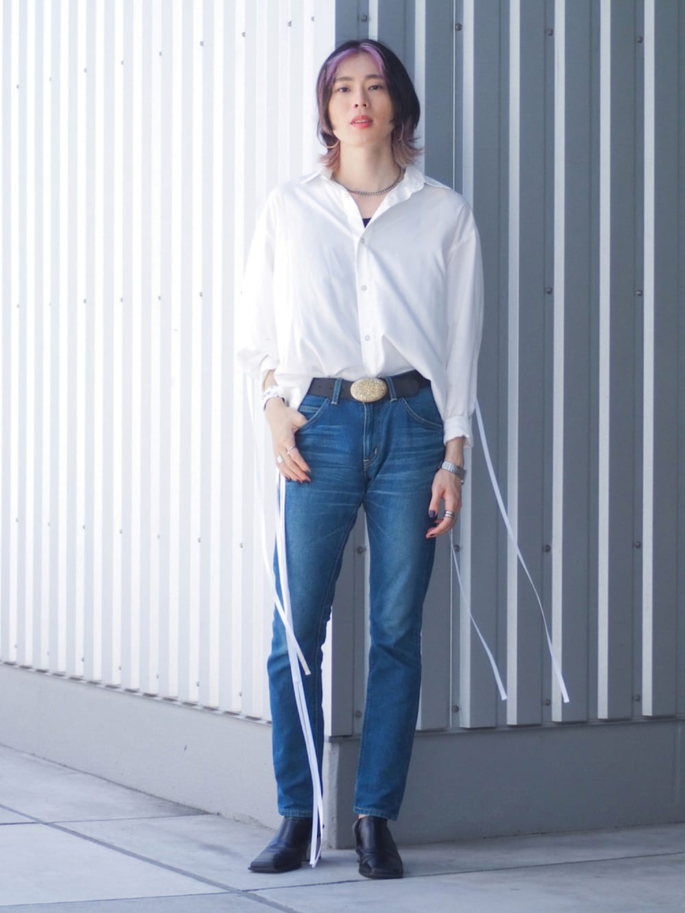 ブルー系のデニムパンツ、ホワイト系のシャツ/ブラウス、ブラック系のシューズを着用したメンズの夏コーディネートの1枚目の写真