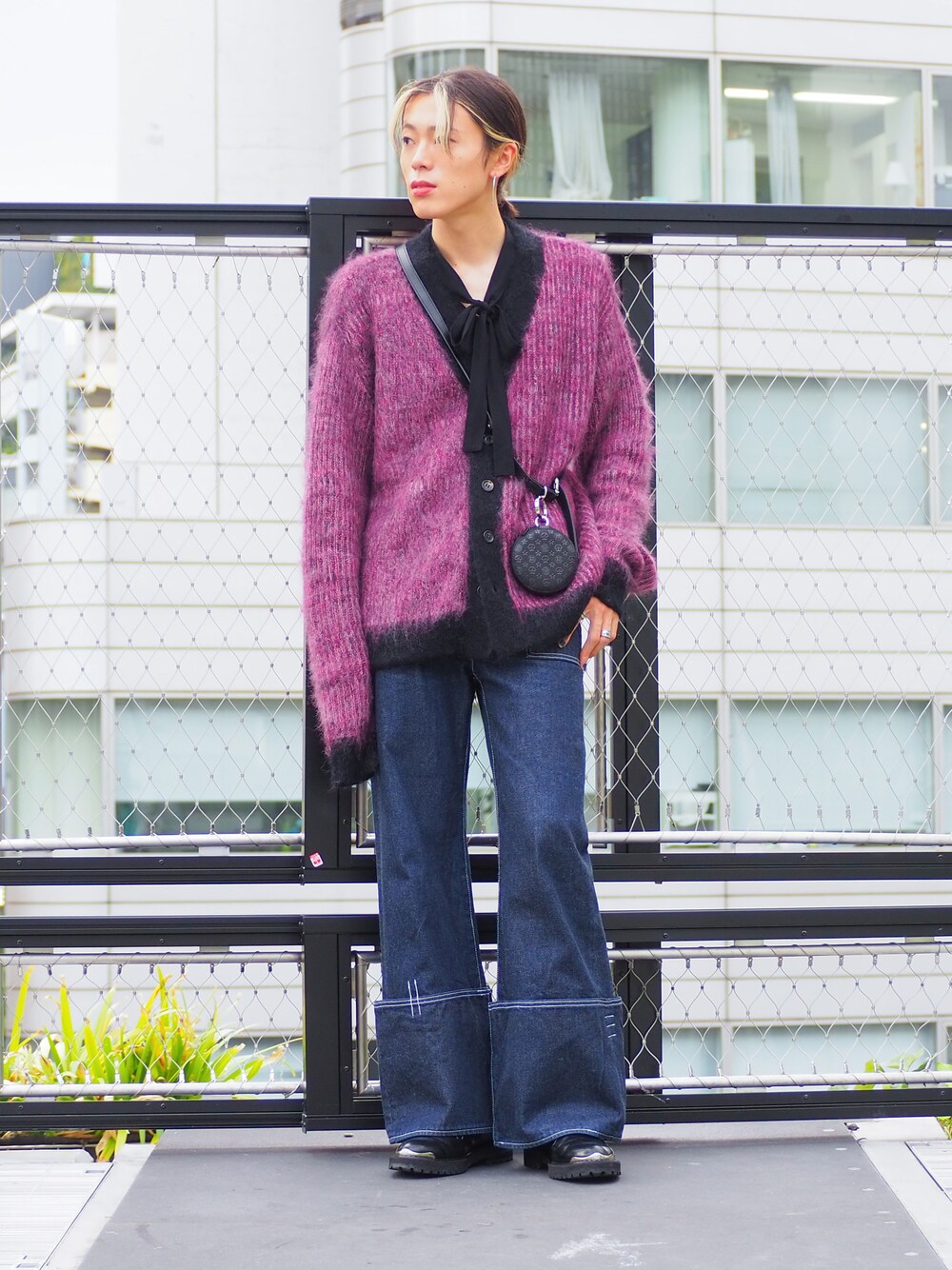 「だから秋服が好き、カーディガン、レザー、ミニバッグ、デニムパンツ、ワイドデニム、ビッグシルエット、ボウタイ、韓国ファッション、モード、きれいめカジュアル」｜「UN3D.のタックデニムパンツ（デニムパンツ、ブルー系）」を使った、UJUさん（メンズ・176cm）の秋コーディネートの1枚目の写真