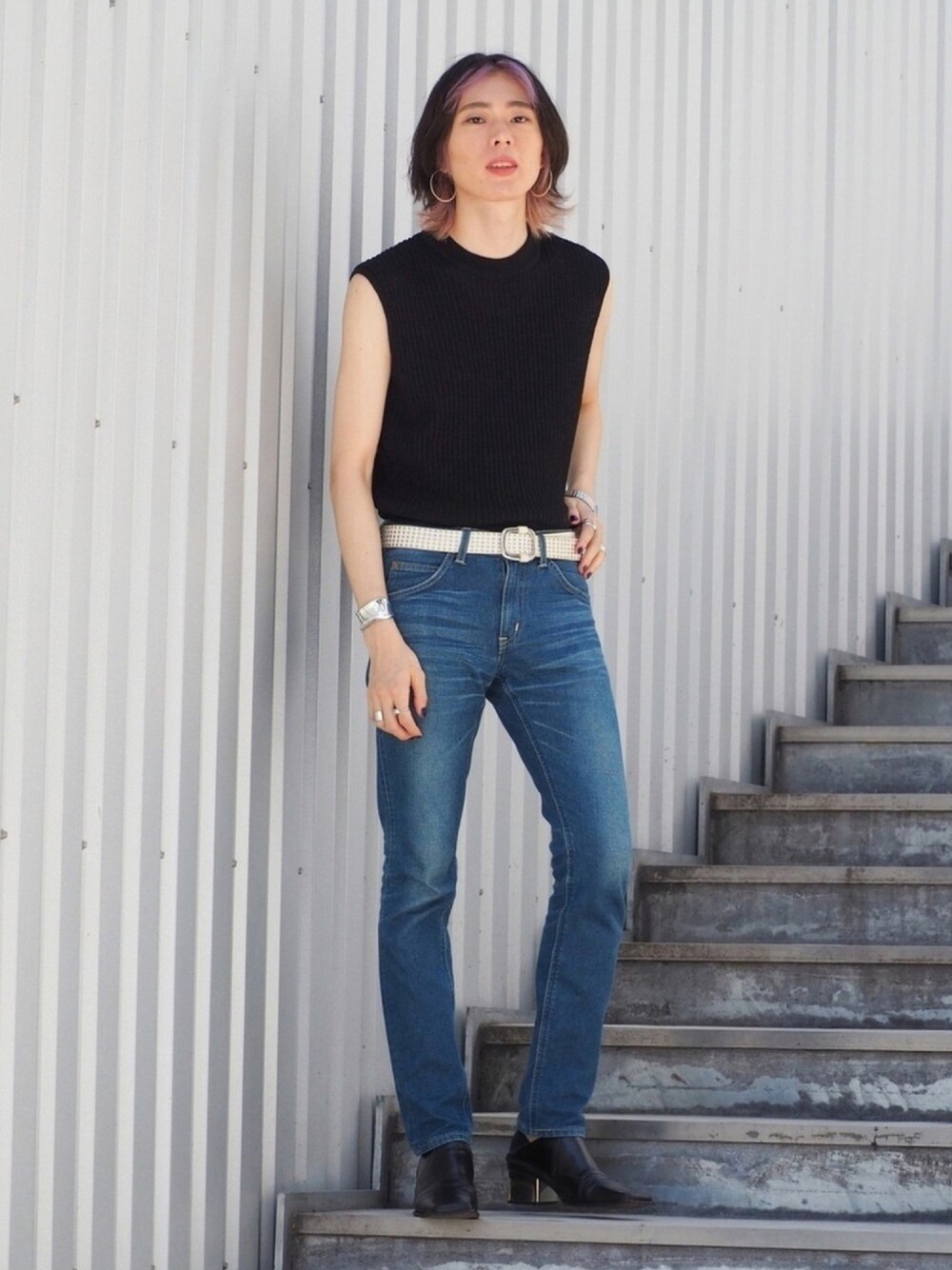 ブラック系のトップス、ブラック系のシューズ、その他のその他を着用したメンズの夏コーディネートの1枚目の写真