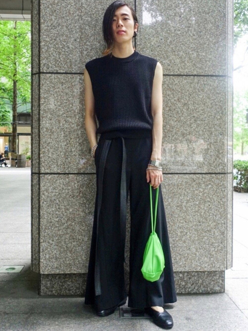 ブラック系のその他パンツ、グリーン系のショルダーバッグ、ブラック系のスリッポンを着用したメンズの夏コーディネートの1枚目の写真