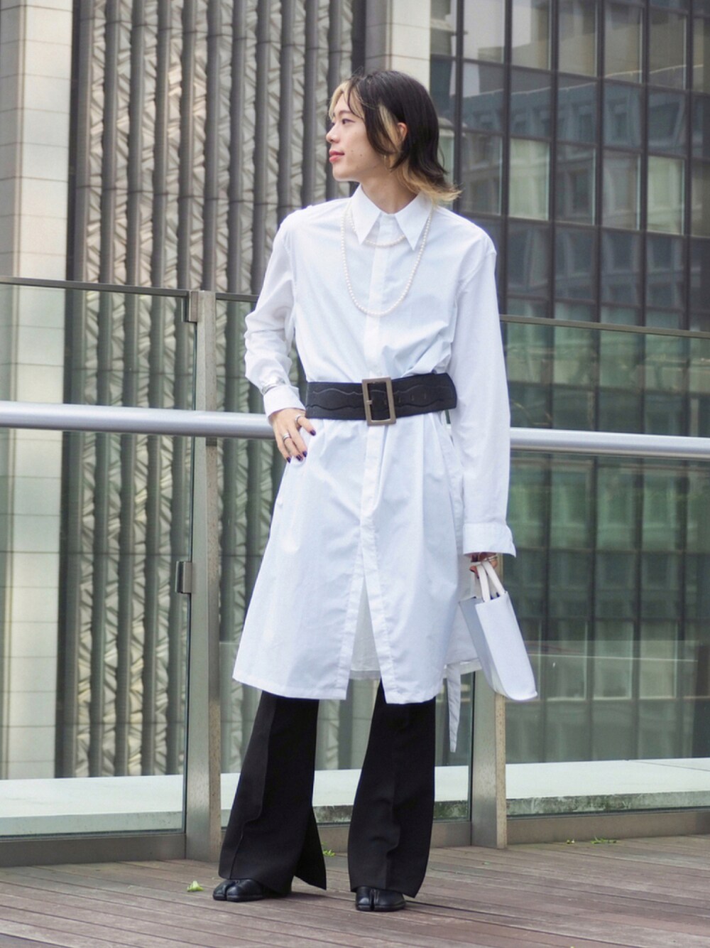 「革靴、ウエストマーク、モード、フレアパンツ、シンプルコーデ、ミニバッグ、韓国ファッション、秋服準備はじめました、シャツスタイル、ビッグシルエット」｜「PIENIのPIENI（ピエニ）TOTE S/トート（トートバッグ、ホワイト系）」を使った、UJUさん（メンズ・176cm）の秋コーディネートの1枚目の写真