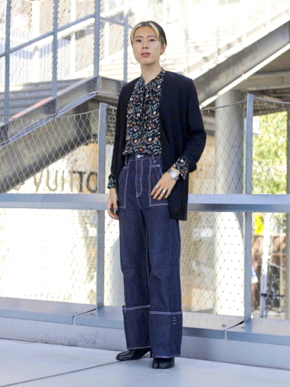 「秋のコーデ、休日スタイル、デニムパンツ、革靴、モード、足袋ブーツ、秋服準備はじめました、秋トレンド2021、ワイドデニム、フレアパンツ」｜「UN3D.のタックデニムパンツ（デニムパンツ、ブルー系）」を使った、UJUさん（メンズ・176cm）の秋コーディネートの1枚目の写真