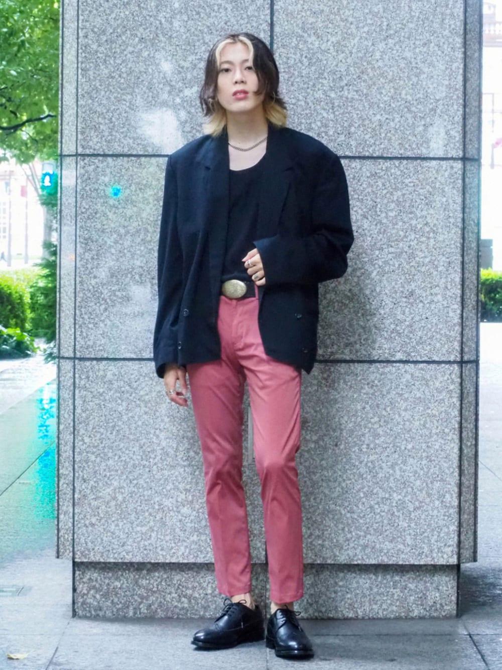「革靴、ピンク、カラーパンツ、モード、HARE、きれいめカジュアル、タックイン、ビッグシルエット、厚底シューズ、プチプラ」｜「HAREのスキニースラックス（HARE)（その他パンツ、ピンク系）」を使った、UJUさん（メンズ・176cm）の夏コーディネートの1枚目の写真