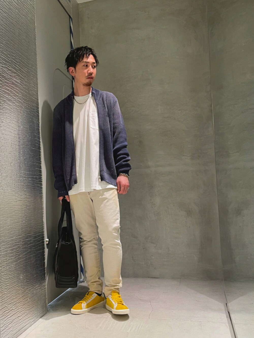 「きれいめカジュアル、キレイめ、大人カジュアル、カジュアルコーデ、カジュアル、デニム、スニーカー、ニット、シンプル、シンプルコーデ」｜「DIESELのメンズ ニット カーディガン ジップ ラベル（カーディガン/ボレロ、ブルー系）」を使った、YUTA・Aさん（メンズ・180cm）の夏コーディネートの1枚目の写真