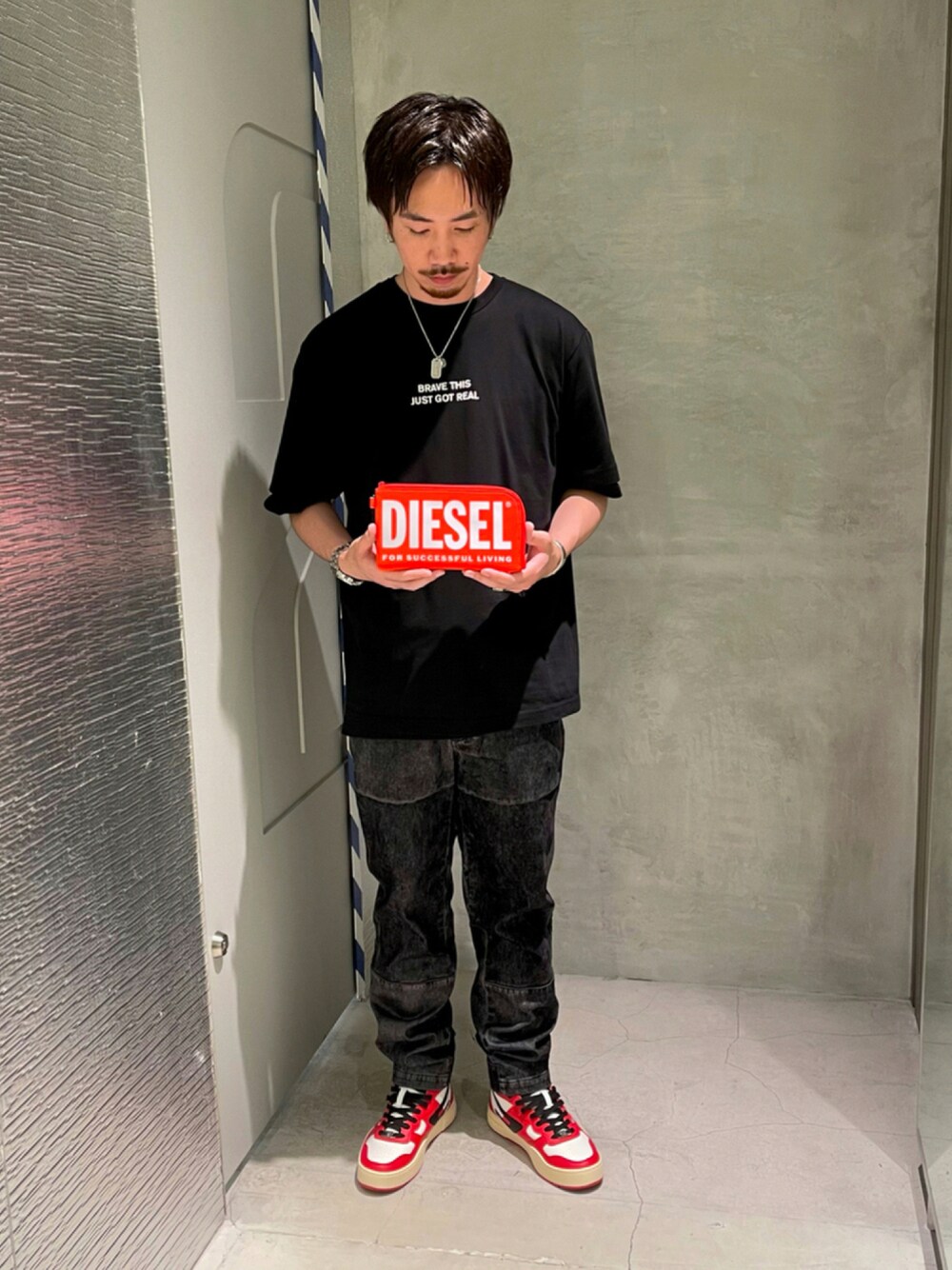 「ディーゼル、デニム、カジュアル、Diesel、スニーカー、ブラック、ワイドパンツ、ゆるコーデ、ootd、カジュアルコーデ、黒、リラックススタイル、オーバーサイズ、Tシャツ、シンプル」｜「DIESELのメンズ Tシャツ シームレス（Tシャツ/カットソー、ブラック系）」を使った、YUTA・Aさん（メンズ・180cm）の夏コーディネートの1枚目の写真