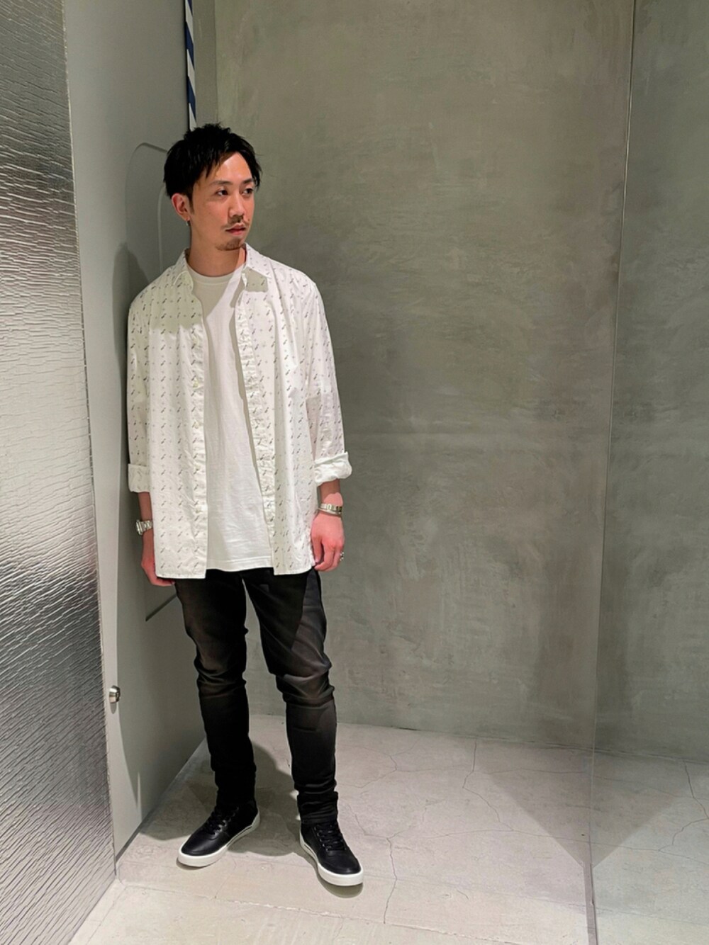 「シンプルコーデ、大人カジュアル、シャツスタイル、大人コーデ、きれいめカジュアル、キレイめ、シンプル、デニム、休日スタイル、スニーカーコーデ」｜「DIESELのメンズ シャツ ブラウス キレイ目 ナチュラルフィット（シャツ/ブラウス、ホワイト系）」を使った、YUTA・Aさん（メンズ・180cm）の夏コーディネートの1枚目の写真