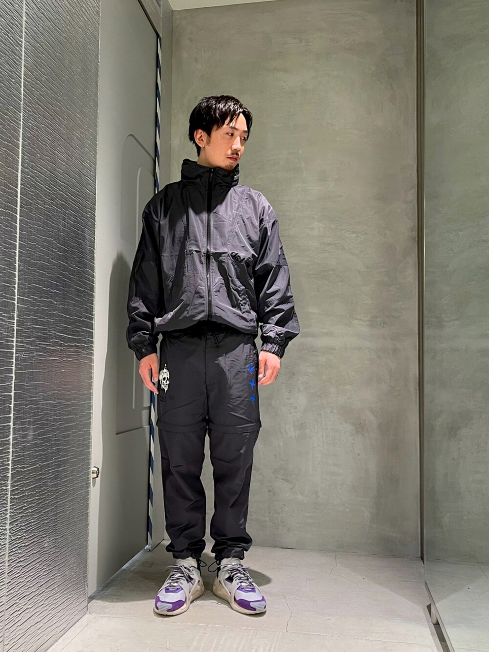 「スニーカー、スポーツミックス、セットアップ、ラフ、カジュアル、カジュアルコーデ、今日のコーデ、ストリート、ootd、ストリートコーデ」｜「DIESELのメンズ ジャケット ナイロンジャケット リサイクルポリエステル（ナイロンジャケット、グレー系）」を使った、YUTA・Aさん（メンズ・180cm）の夏コーディネートの1枚目の写真