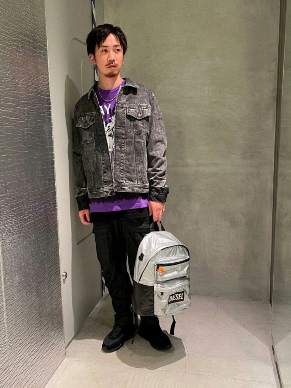 「カジュアル、スニーカー、レイヤードスタイル、オーバーサイズ、ビッグシルエット、デニム、ootd、ブラック、カジュアルコーデ、ラフ」｜「DIESELのメンズ ジャケット デニムジャケット ブラックデニム ヘビーウェイト（デニムジャケット、ブラック系）」を使った、YUTA・Aさん（メンズ・180cm）の夏コーディネートの1枚目の写真