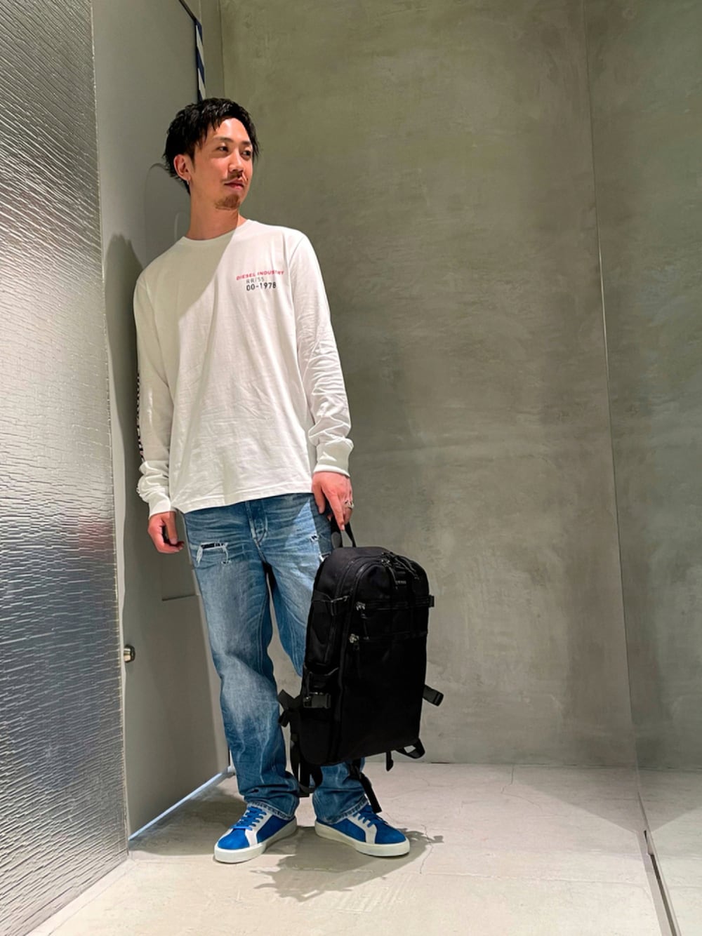 「カジュアル、ストリート、スニーカー、ラフ、ゆるコーデ、デニム、ootd、カジュアルコーデ、ワイドパンツ、シンプルコーデ」｜「DIESELのメンズ Tシャツ 長そで プリント（Tシャツ/カットソー、ホワイト系）」を使った、YUTA・Aさん（メンズ・180cm）の夏コーディネートの1枚目の写真