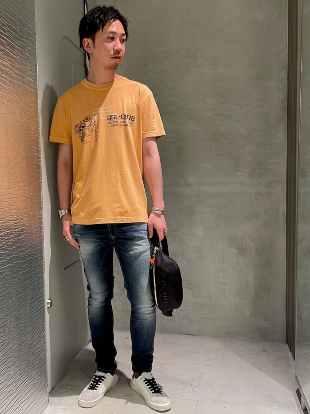 「夏コーデ、シンプルコーデ、大人カジュアル、カジュアル、カジュアルコーデ、スニーカーコーデ、ootd、シンプル、デニム」｜「DIESELのメンズ 半袖 Tシャツ スリムフィット（Tシャツ/カットソー、オレンジ系）」を使った、YUTA・Aさん（メンズ・180cm）の夏コーディネートの1枚目の写真