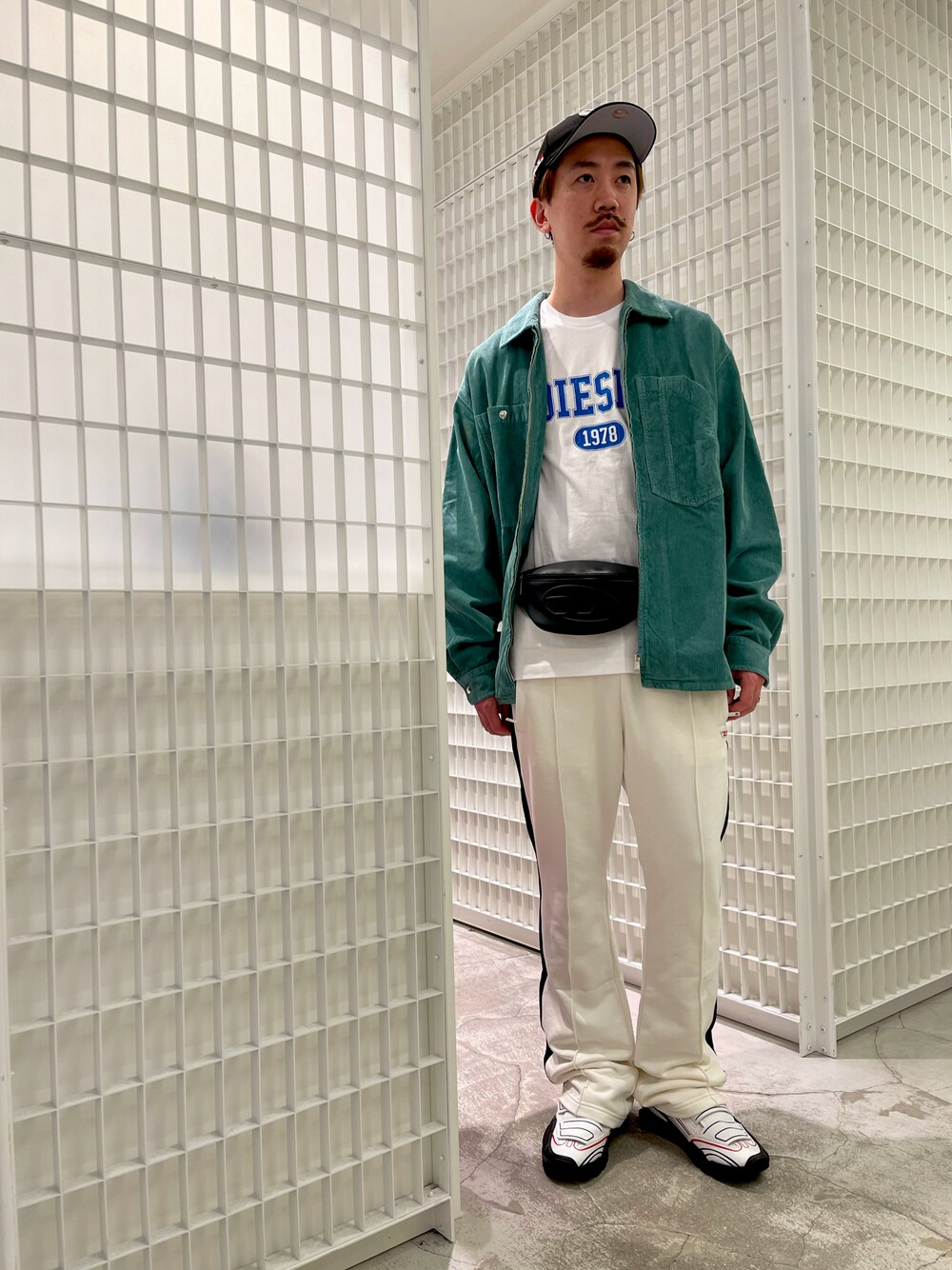 「春、春コーデ、ワイドパンツ、きれいめカジュアル、フレアパンツ、スニーカー、シャツスタイル、オトナカジュアル、グリーン、淡色コーデ、キャップ、ビッグシルエット、カジュアル、カジュアルコーデ、Tシャツ」｜「DIESELのメンズ シャツ コーデュロイ（シャツ/ブラウス、グリーン系）」を使った、YUTA・Aさん（メンズ・180cm）の冬コーディネートの1枚目の写真