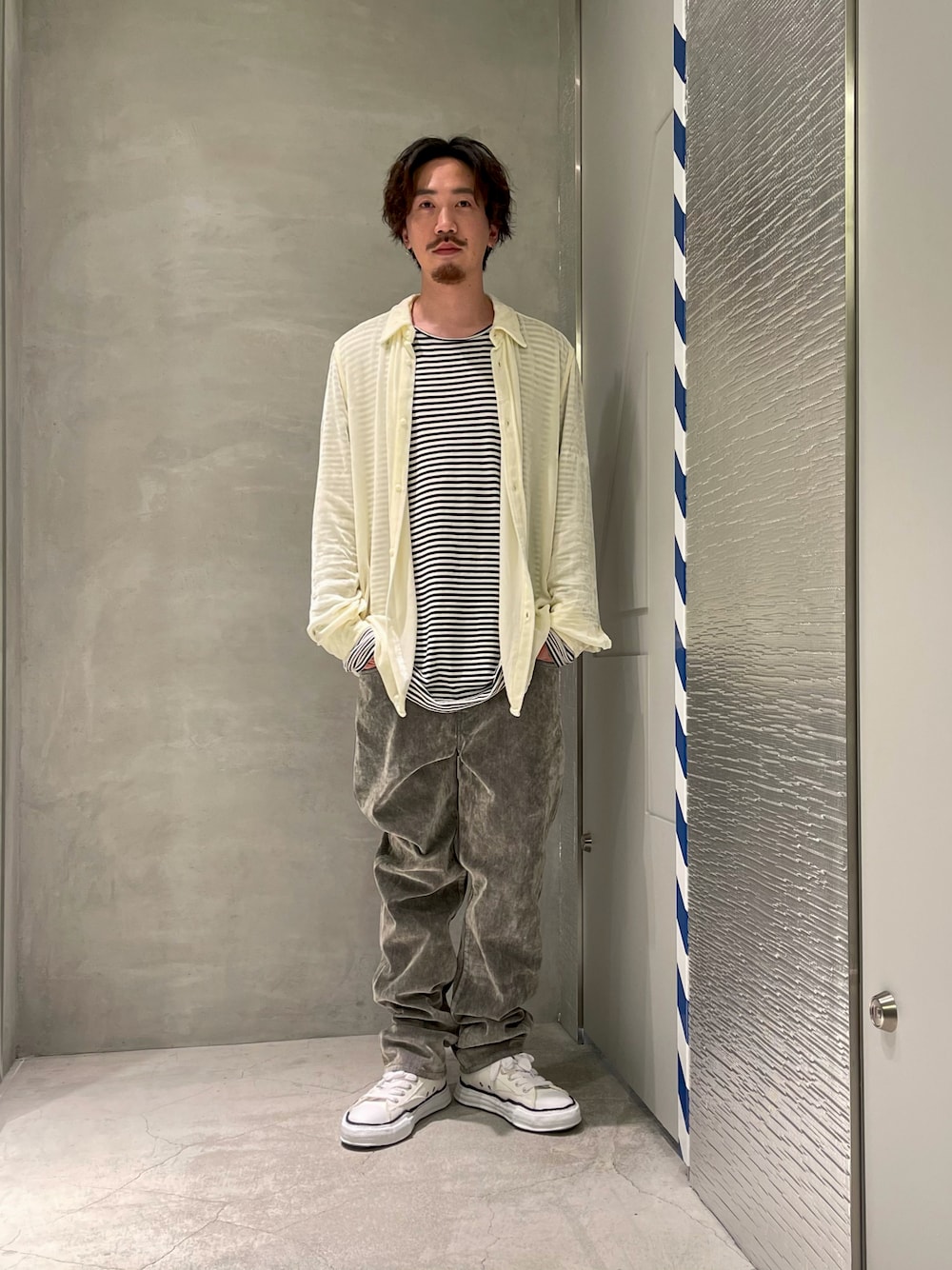 「デニム、ビッグシルエット、カジュアル、シンプル、Diesel、オーバーサイズ、スニーカーコーデ、休日スタイル、デニムパンツ、ラフ、シンプルコーデ、シャツスタイル、カジュアルコーデ、今日のコーデ、11月」｜「DIESELのメンズ シャツ ベルベット（シャツ/ブラウス、ホワイト系）」を使った、YUTA・Aさん（メンズ・180cm）の秋コーディネートの1枚目の写真